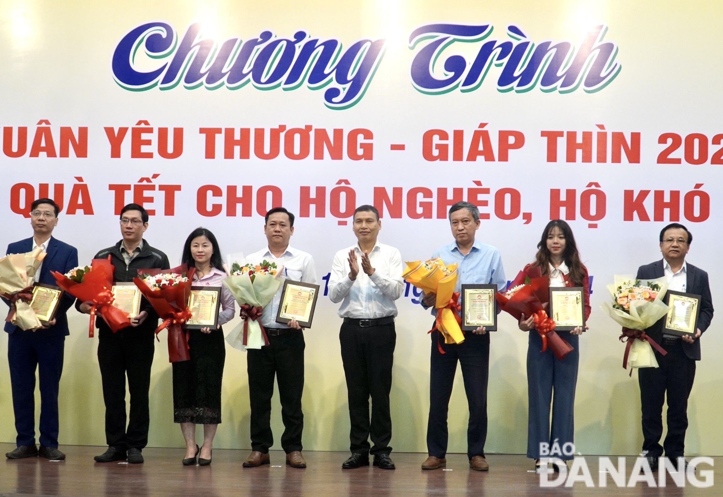 Phó Chủ tịch Thường trực UBND thành phố Hồ Kỳ Minh (thứ 5, bên trái sang) Biểu trưng ghi nhận tấm lòng vàng cho các đơn vị ủng hộ Quỹ “Vì người nghèo” năm 2023. Ảnh: N.QUANG