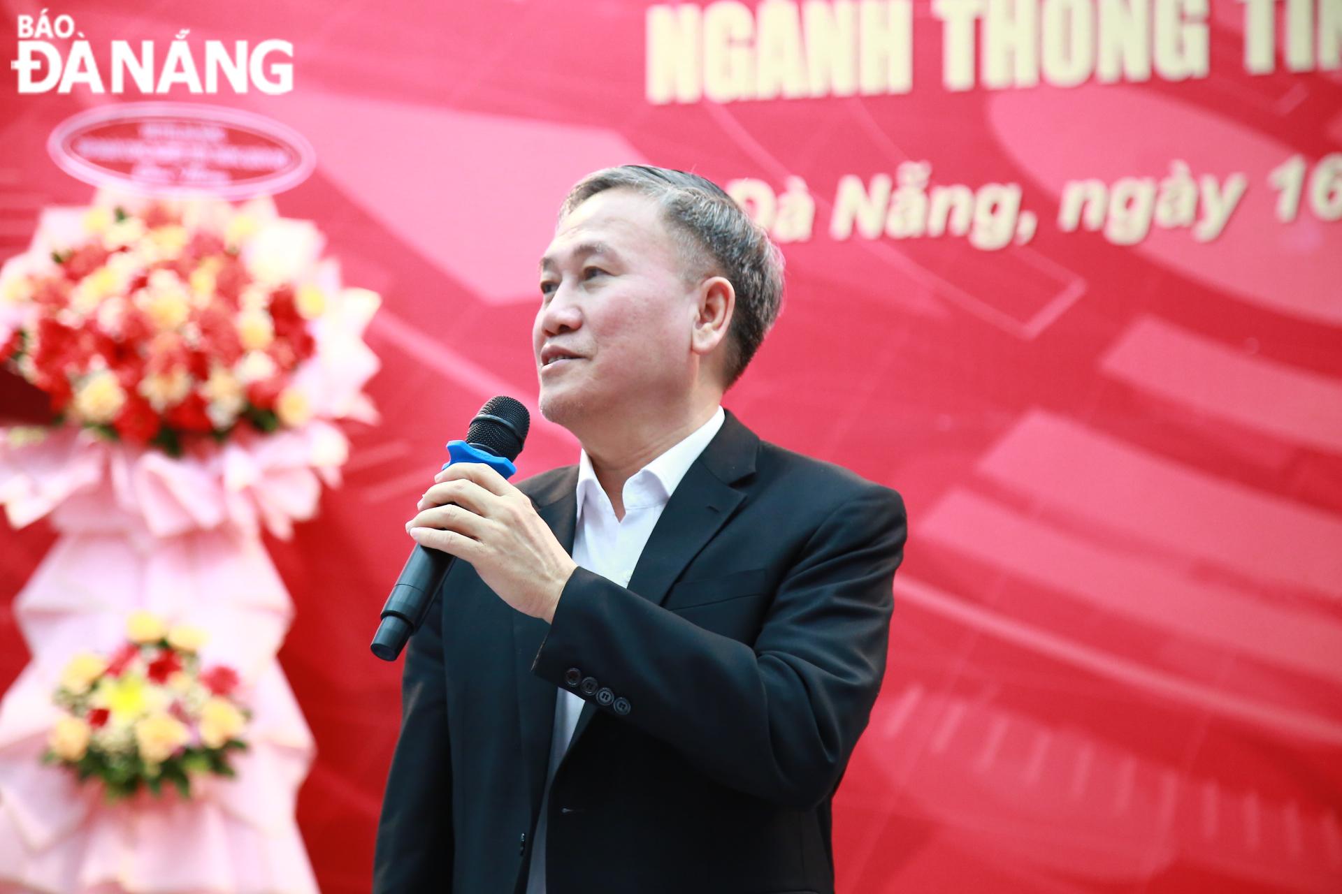 Director of the Da Nang Department of Information and Communications Nguyen Quang Thanh speaking at the meeting. Photo: CHIEN THANG