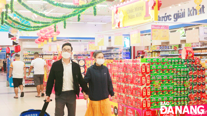 People shop at Co.opmart Da Nang supermarket in Thanh Khe District. Photo: THU DUYEN Items for the 2024 Tet holiday break have been prepared by businesses a month in advance. Photo: THANH NHAN