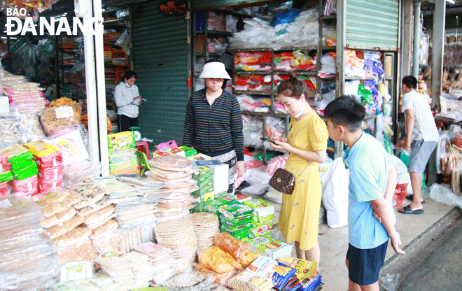 Cashless payments have become a popular among visitors to the Con Market. Photo: CHIEN THANG