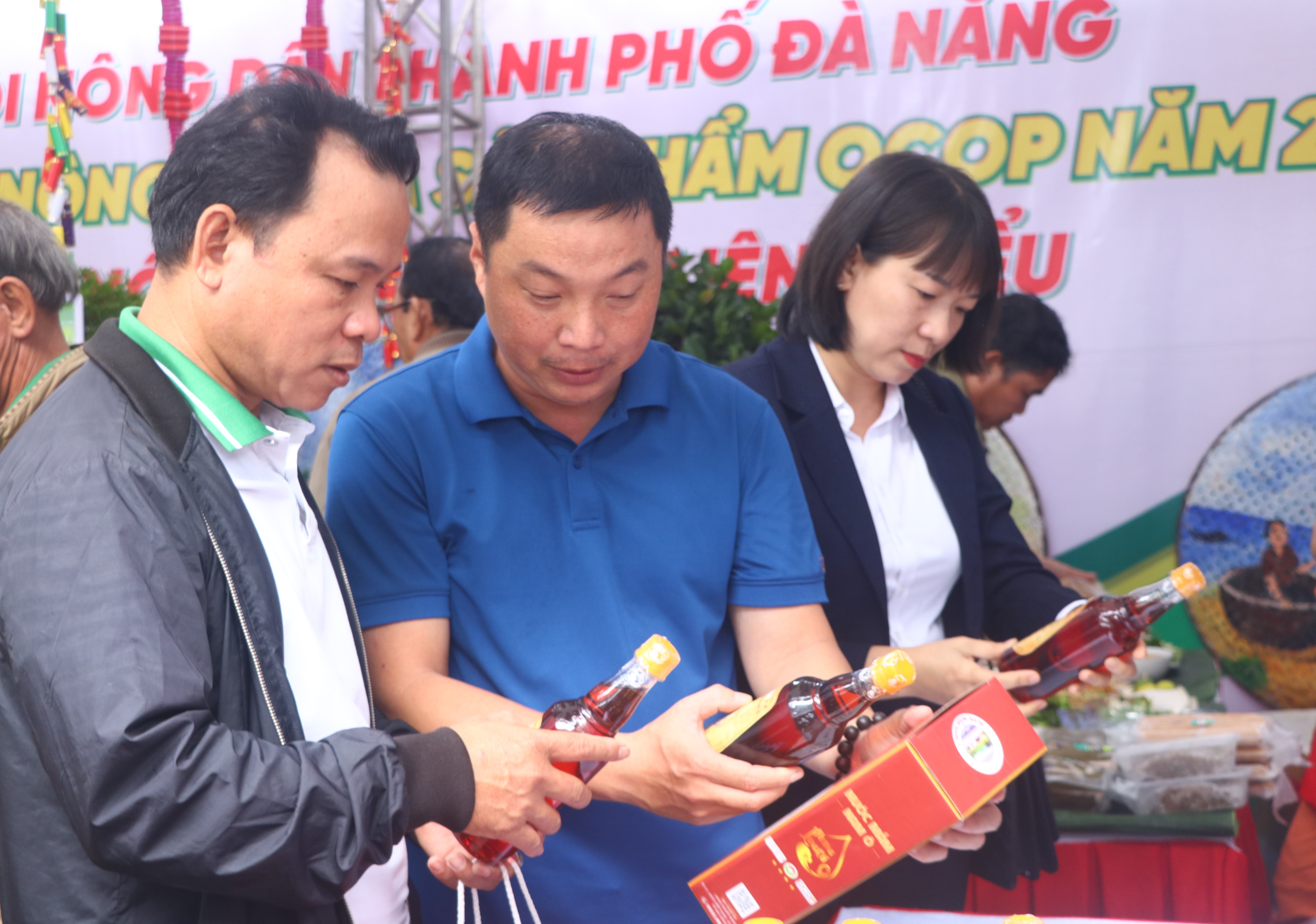 OCOP products are chosen as Tet gifts by many customers. In the photo: People are choosing Nam O fish sauce products of Hong Huong Fish Sauce Company Limited at the OCOP and Agricultural Product Market in 2023. Photo: VAN HOANG