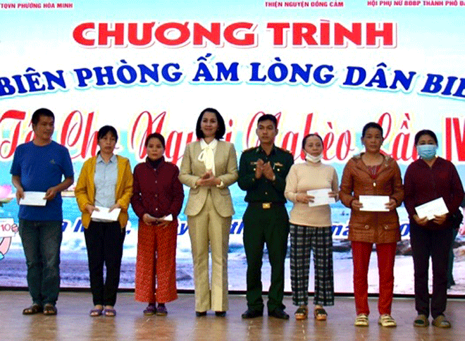 Vice Chairwoman of Lien Chieu District Chapter of the Da Nang Fatherland Front Committee Lu Thi Kim Hoa (fifth, left) giving gifts to the poor as a part of the fourth edition of the ‘Border Spring Warms the Hearts of People living in the maritime border areas - The Tet for the Poor’ program in the context of approaching Lunar New Year 2024. Photo: B.P