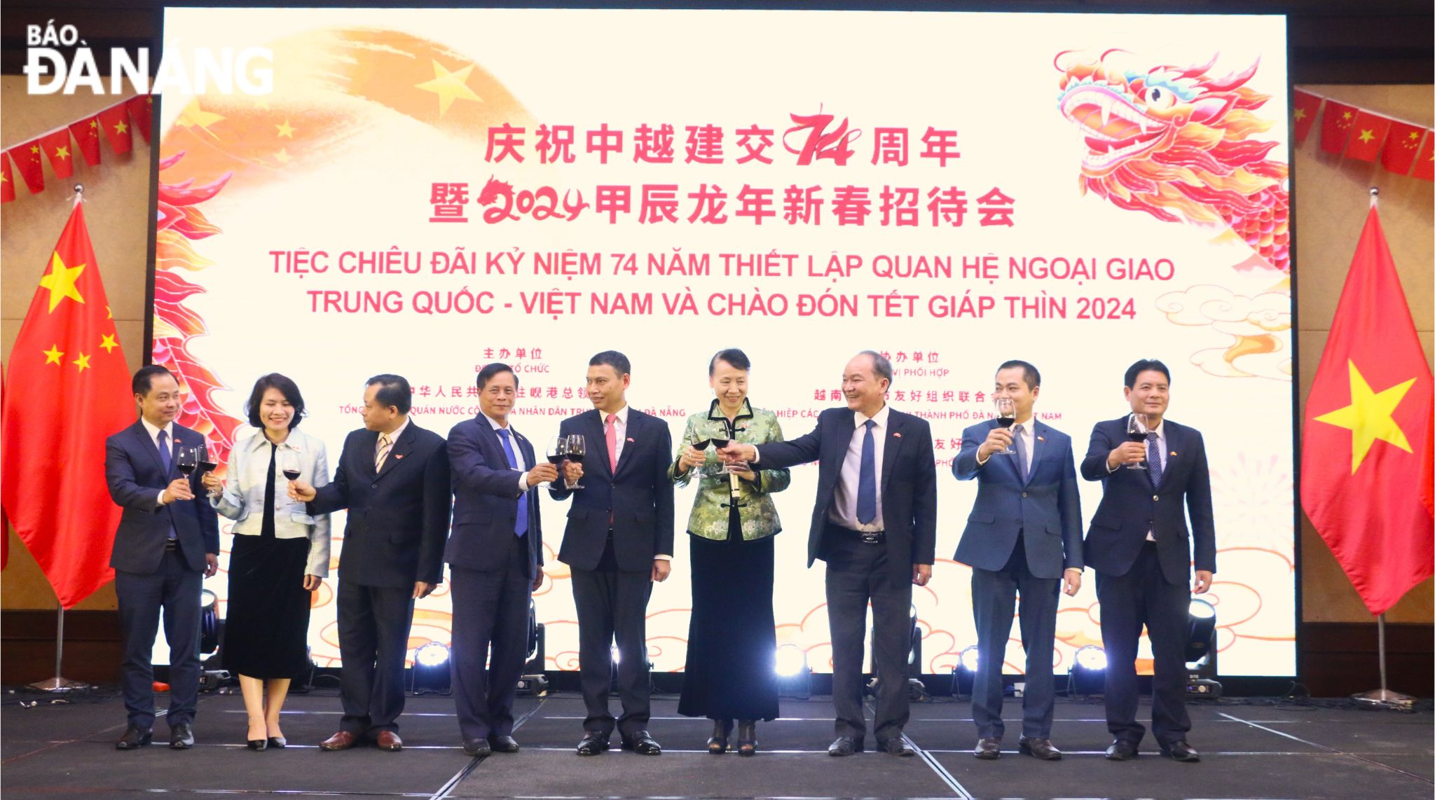 Permanent Vice Chairman of the Da Nang People's Committee Ho Ky Minh (5th, left) and Chinese Consul General in Da Nang Dong Bi You (4th, right) congratulating on the 74th founding anniversary of the Viet Nam-China diplomatic ties. Photo: T.PHUONG