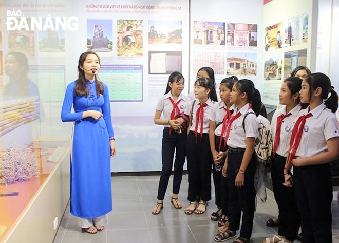 Học sinh đến tham quan Nhà Trưng bày Hoàng Sa để hiểu thêm về quần đảo Hoàng Sa của Việt Nam. Ảnh: ST