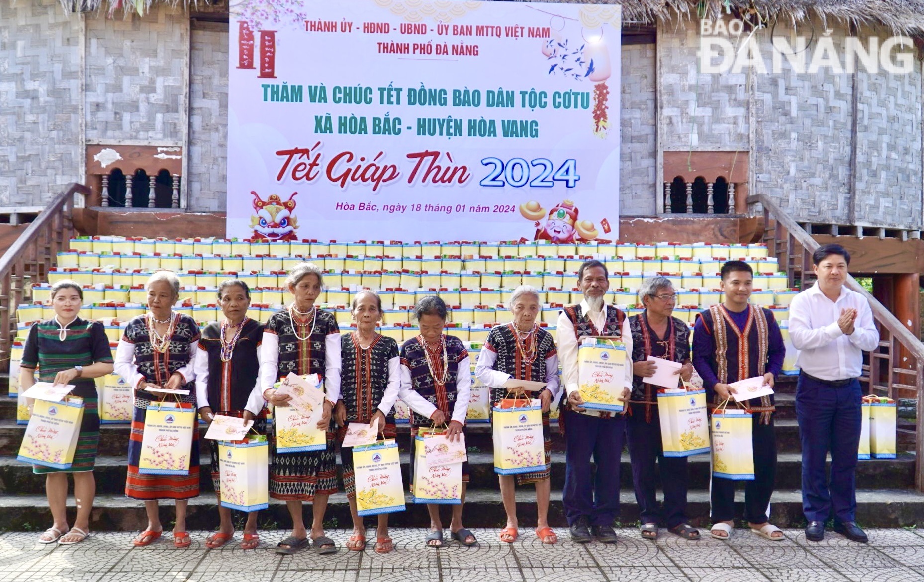 Deputy Secretary of the Da Nang Party Committee cum Chairman of the municipal People's Council Luong Nguyen Minh Triet (right) presenting Tet gifts to Co Tu people in Hoa Bac Commune. Photo: N. QUANG