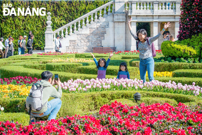 Tourists check-in to the tulip garden at the Sun World Ba Na Hills tourist area. Photo: T.H