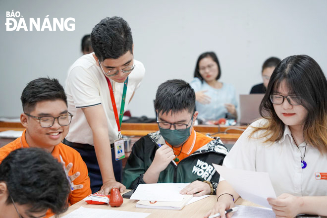 The workshop ‘Recoloring Literature’ aims to help high school students nurture and raise love of literature. Photo: T.N.D