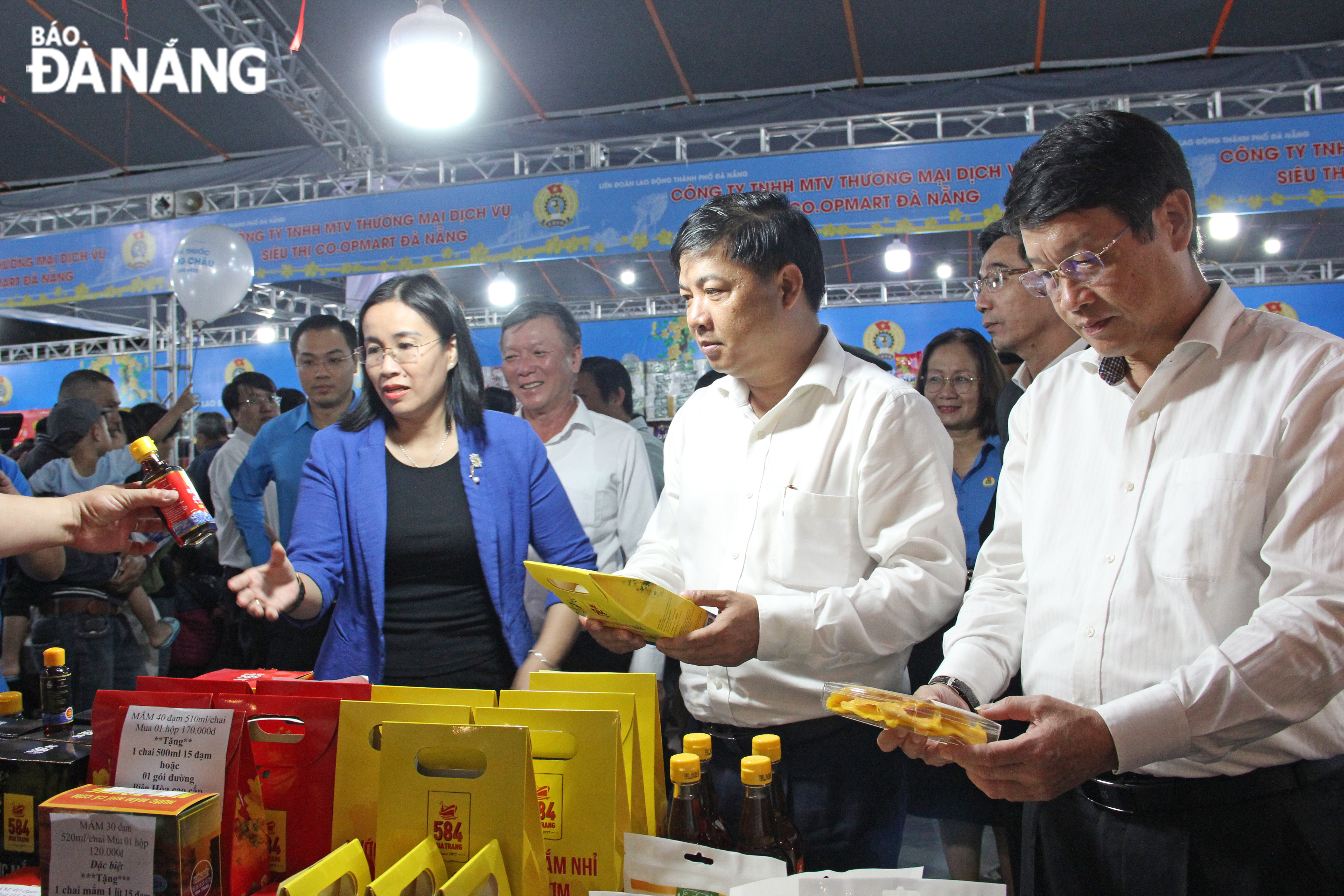 City leaders visit the stalls at the market. Photo: X.H