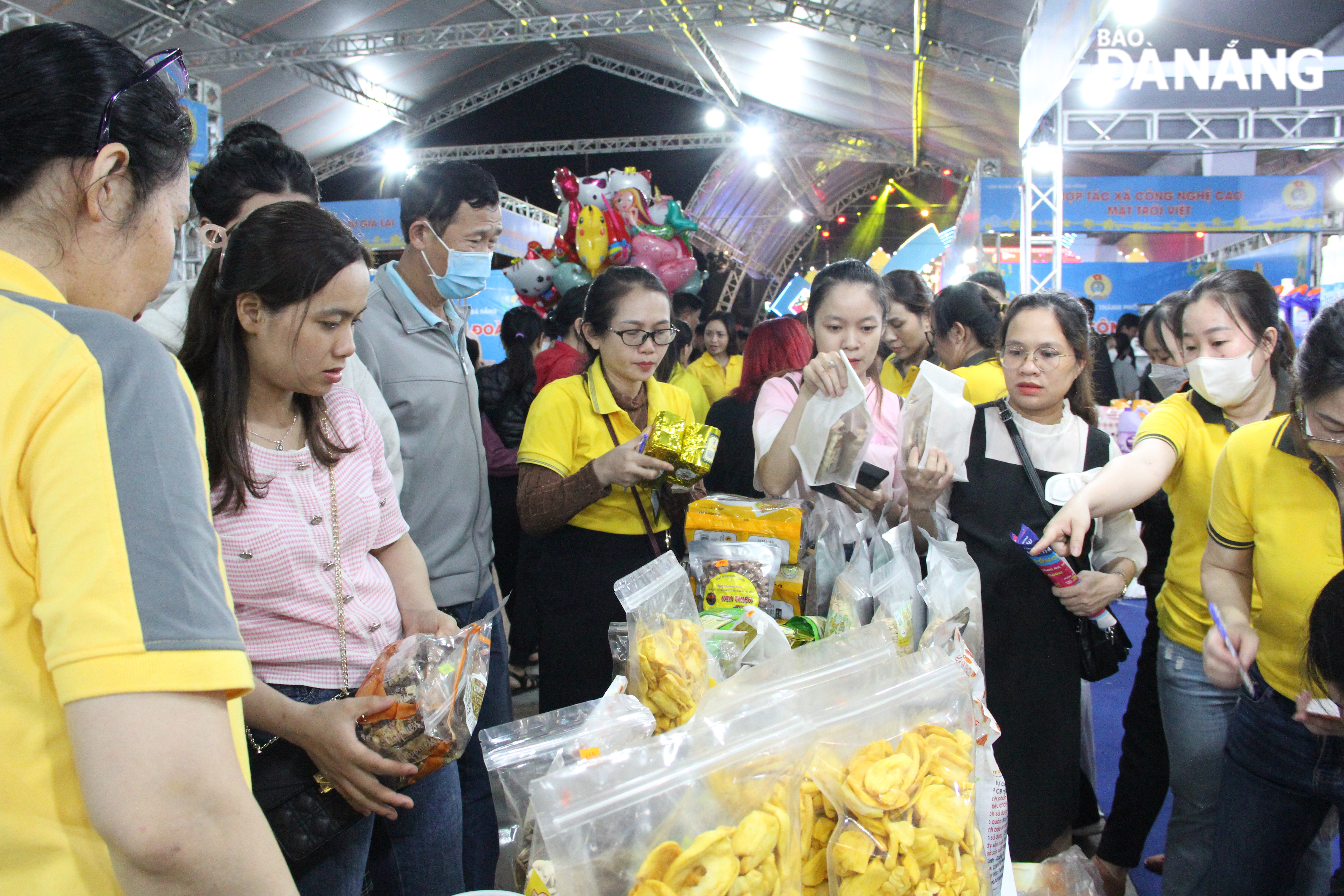 Workers buying many discounted items. Photo: X.H