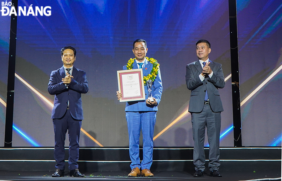 Mr. Le Dinh Nam (middle), Deputy General Director of the Furama Resort Da Nang, receiving the trophy from the organisers. Photo courtesy of the Furama Resort Da Nang.