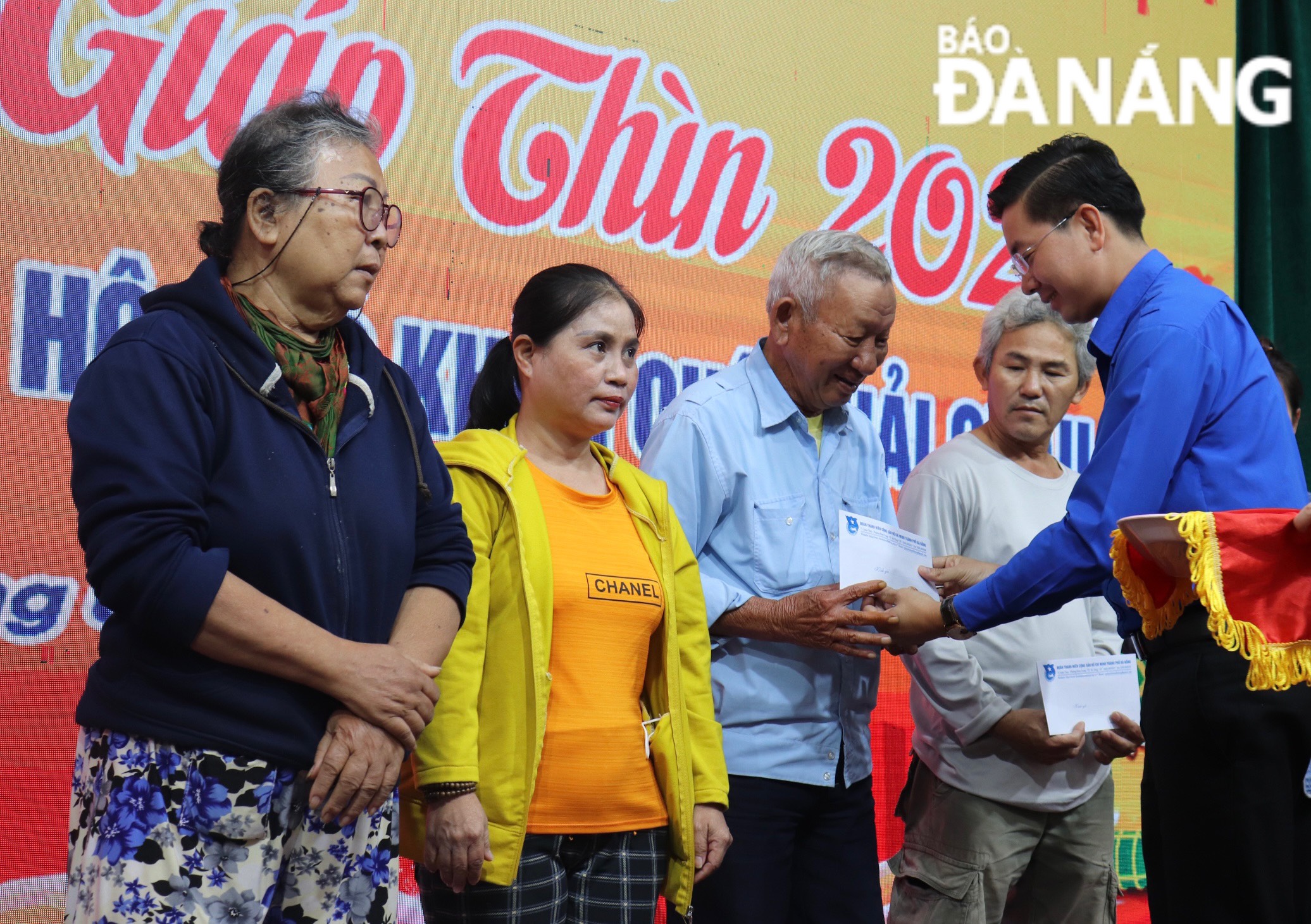 Mr. Nguyen Ba Duan, Deputy Secretary of the Da Nang Youth Union, presenting gifts to disadvantaged households. Photo: KHANH NGAN