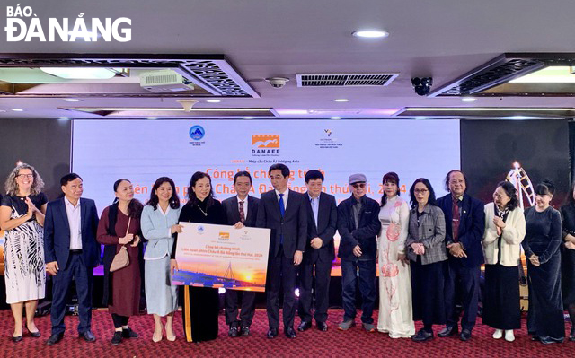 Vice Chairman of the Da Nang People's Committee Tran Chi Cuong (7th, right) and delegates at the ceremony