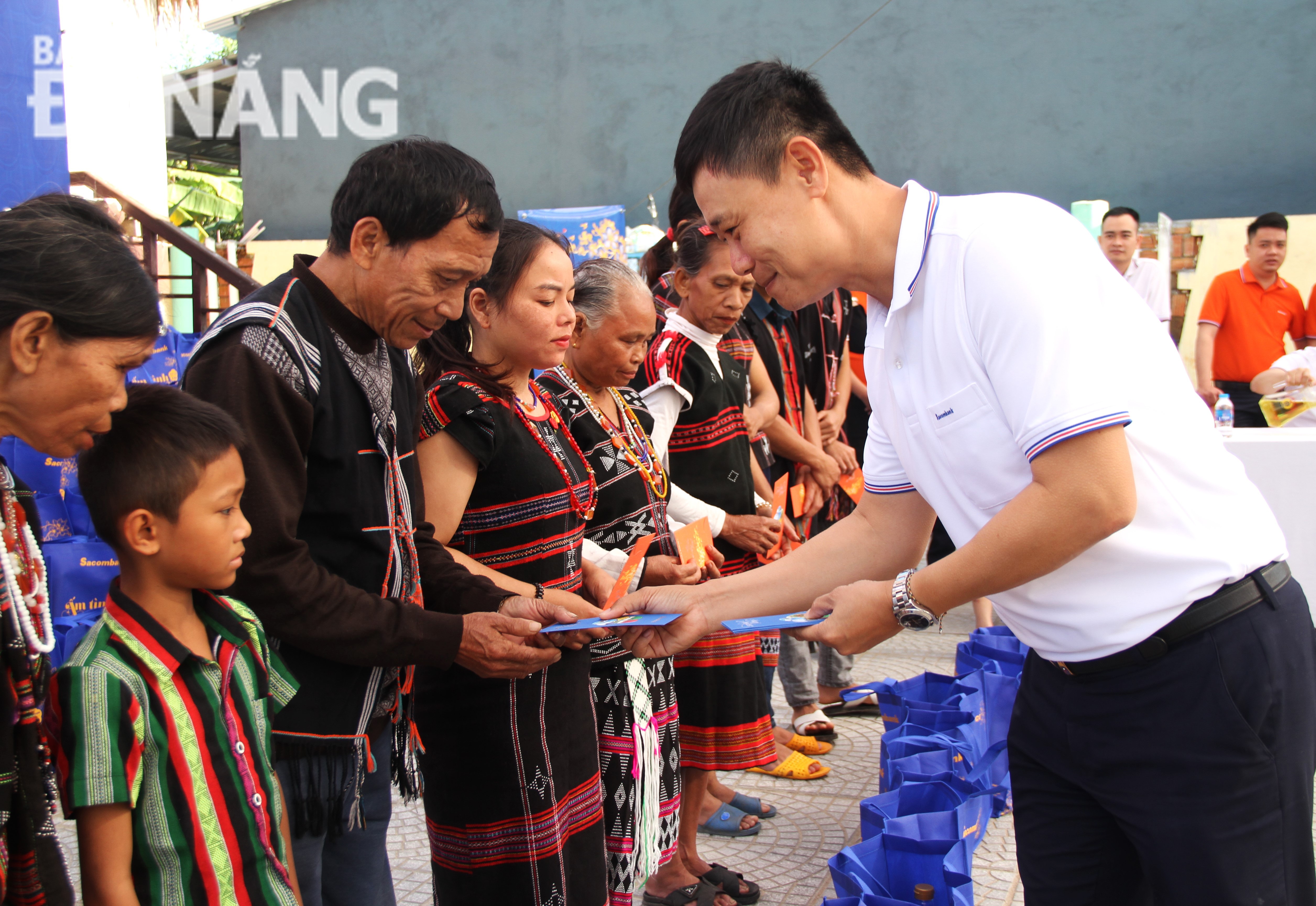 Mr. Hoang Thanh Hai, Director of the Song Han branch of Sacombank (right) giving Tet gifts to disadvantaged families. Photo: L.P