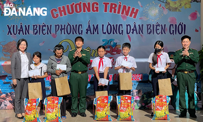 Gifts are presented to pupils in difficult circumstances in Ngu Hanh Son District