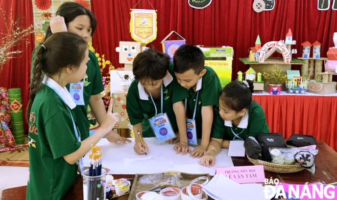 Pupils of the Le Van Tam Primary School participating in the 'Little Scientist' contest. Photo: NGOC HA