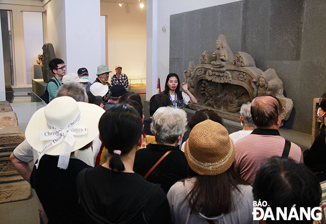 With a large number of precious artifacts, the Museum of Cham Sculpture attracts a large number of visitors, especially international visitors. In the photo: Tourists visit the Brahma My Son E1 Relief - a national treasure at the museum.