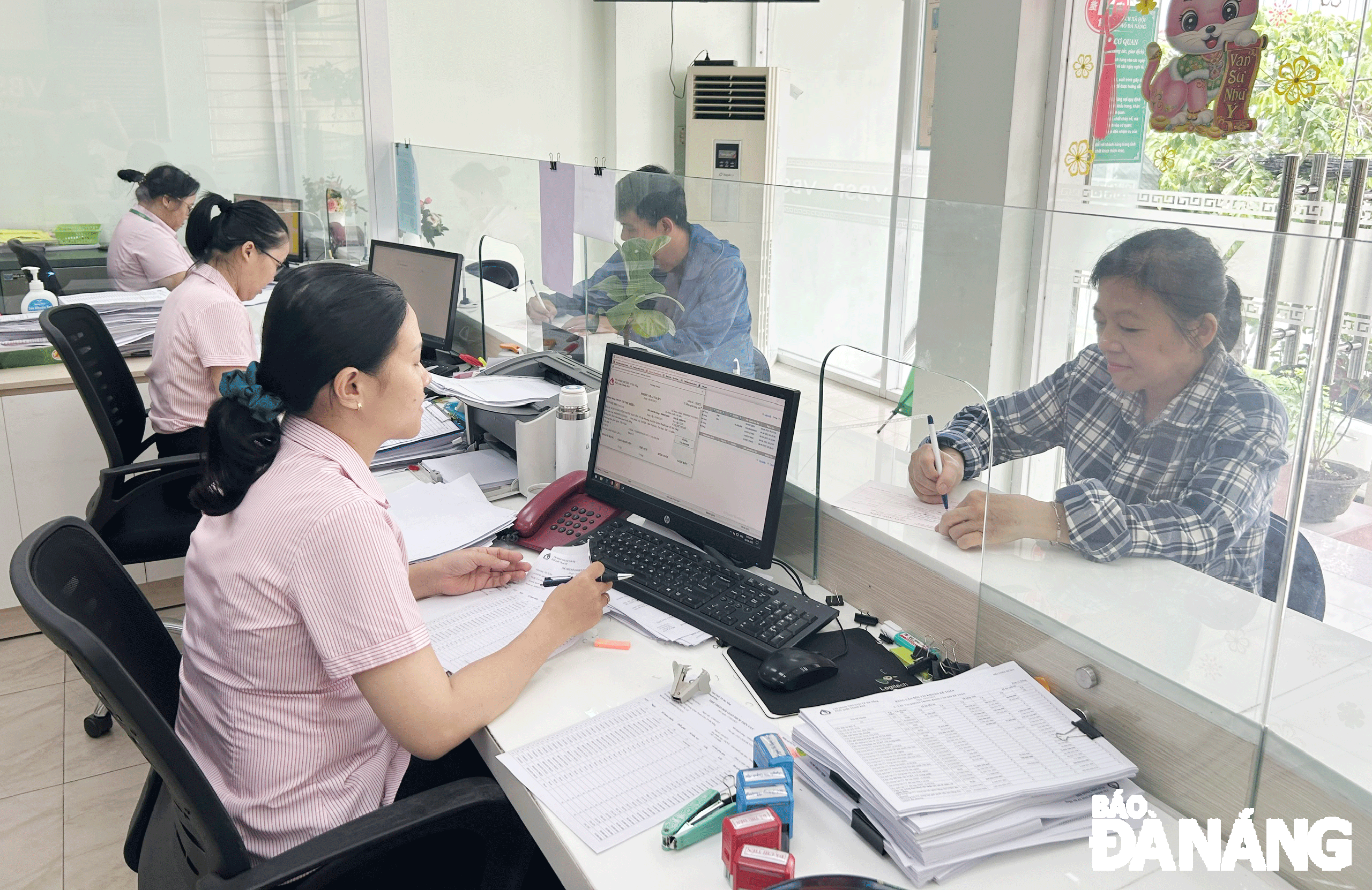 Người dân làm thủ tục vay vốn theo Nghị quyết số 11/NQ-CP tại Phòng giao dịch Ngân hàng Chính sách xã hội quận Thanh Khê. Ảnh: M.Q