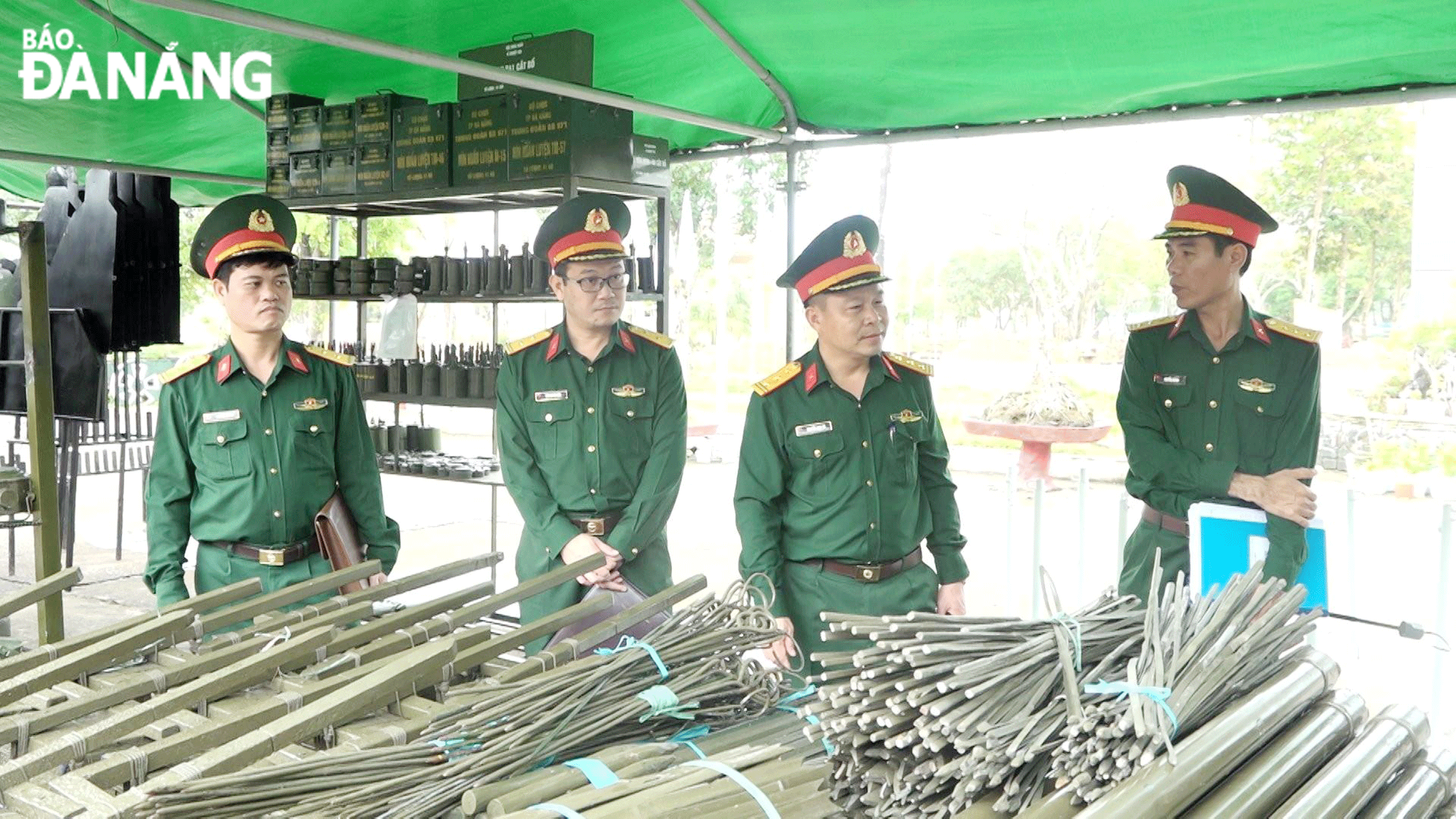 Trung tá Văn Quang Hòa (thứ hai, bên trái sang) cùng Đoàn công tác Quân khu 5 kiểm tra mô hình học cụ, trang bị vũ khí chuẩn bị cho huấn luyện năm 2024 tại Trung đoàn 971.  Ảnh: C.T