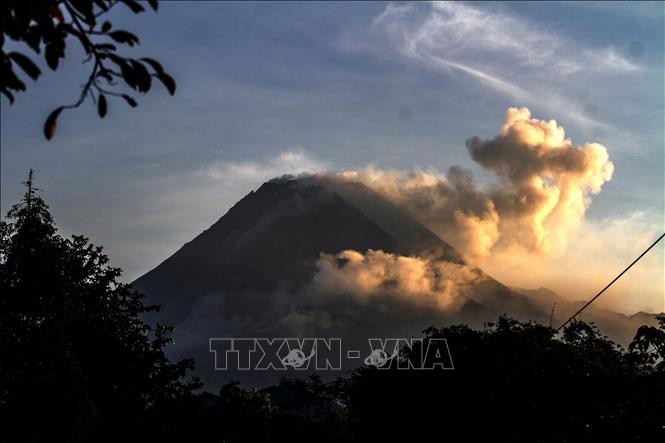 Núi lửa Merapi nằm ở ranh giới các tỉnh Trung Java và Yogyakarta của Indonesia phun tro bụi, ngày 9-4-2023. Ảnh tư liệu: AFP/TTXVN