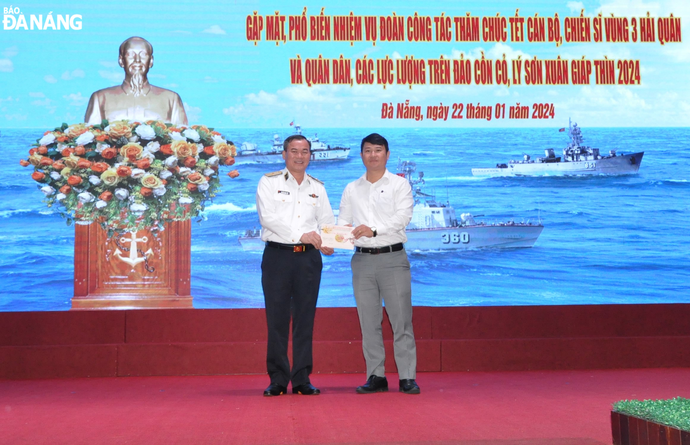 On behalf of the Da Nang Party Committee, People's Council, People's Committee, and Fatherland Front Committee, Head of the Culture and Social Affairs Committee of the municipal People's Council Nguyen Dinh Khanh Van (right) presenting gifts to the Navy Region 3 Command. Photo: LE HUNG