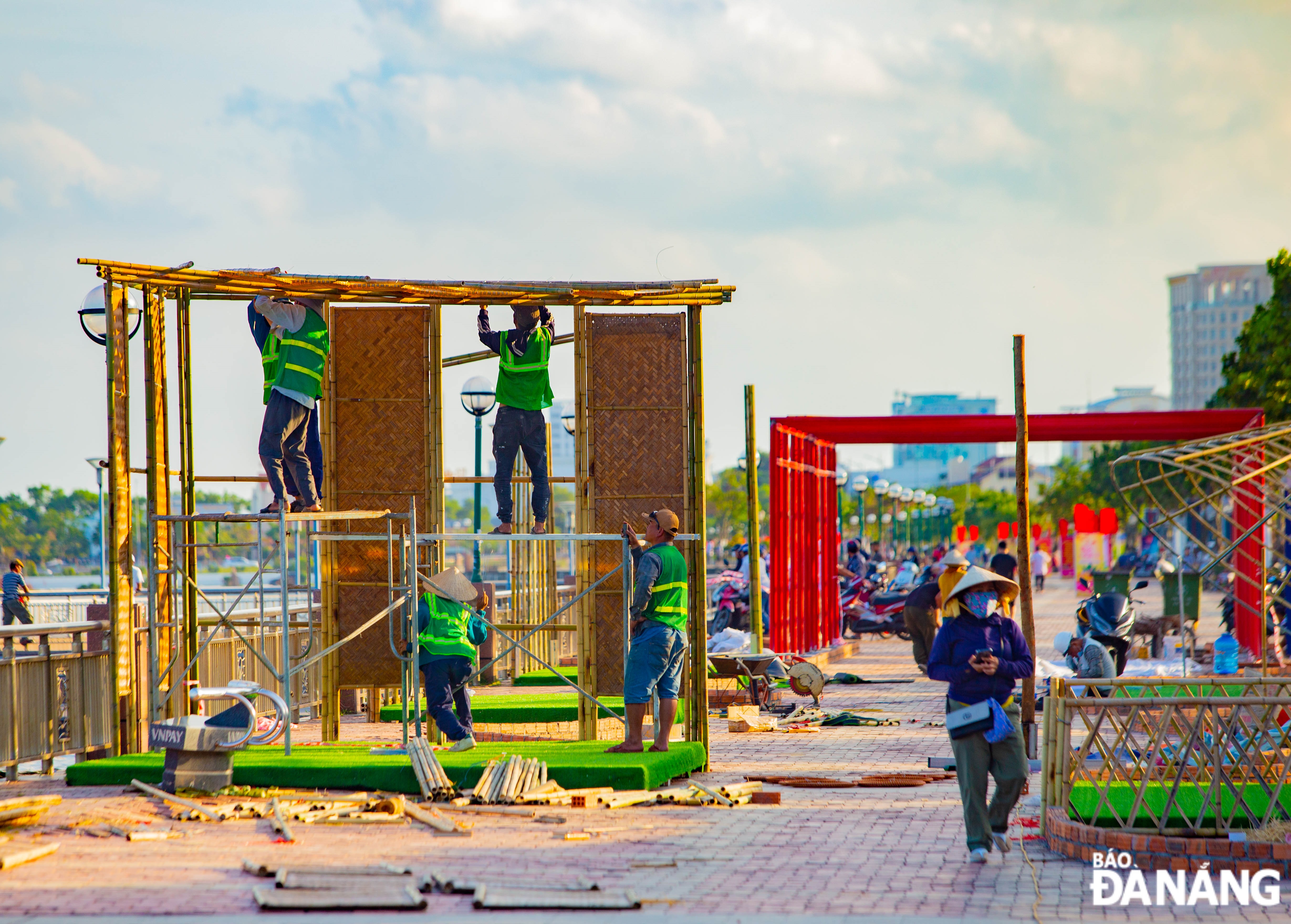 Construction units have rushed to make floral decorations on many major streets in a bid to promptly serve the sightseeing and photography demands of local residents and tourists 