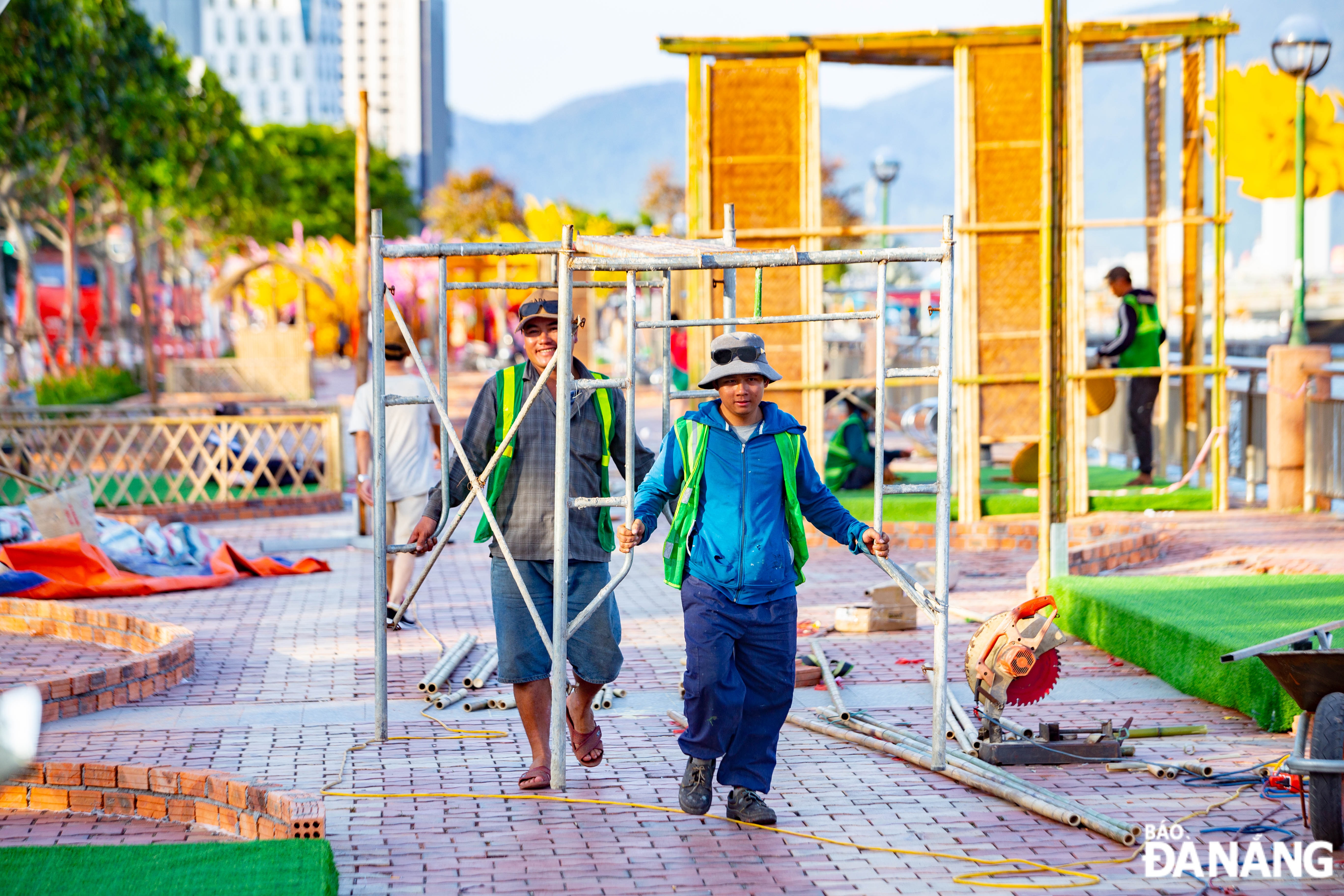 The favourable weather conditions facilitate the floral decorations and lighting installation.