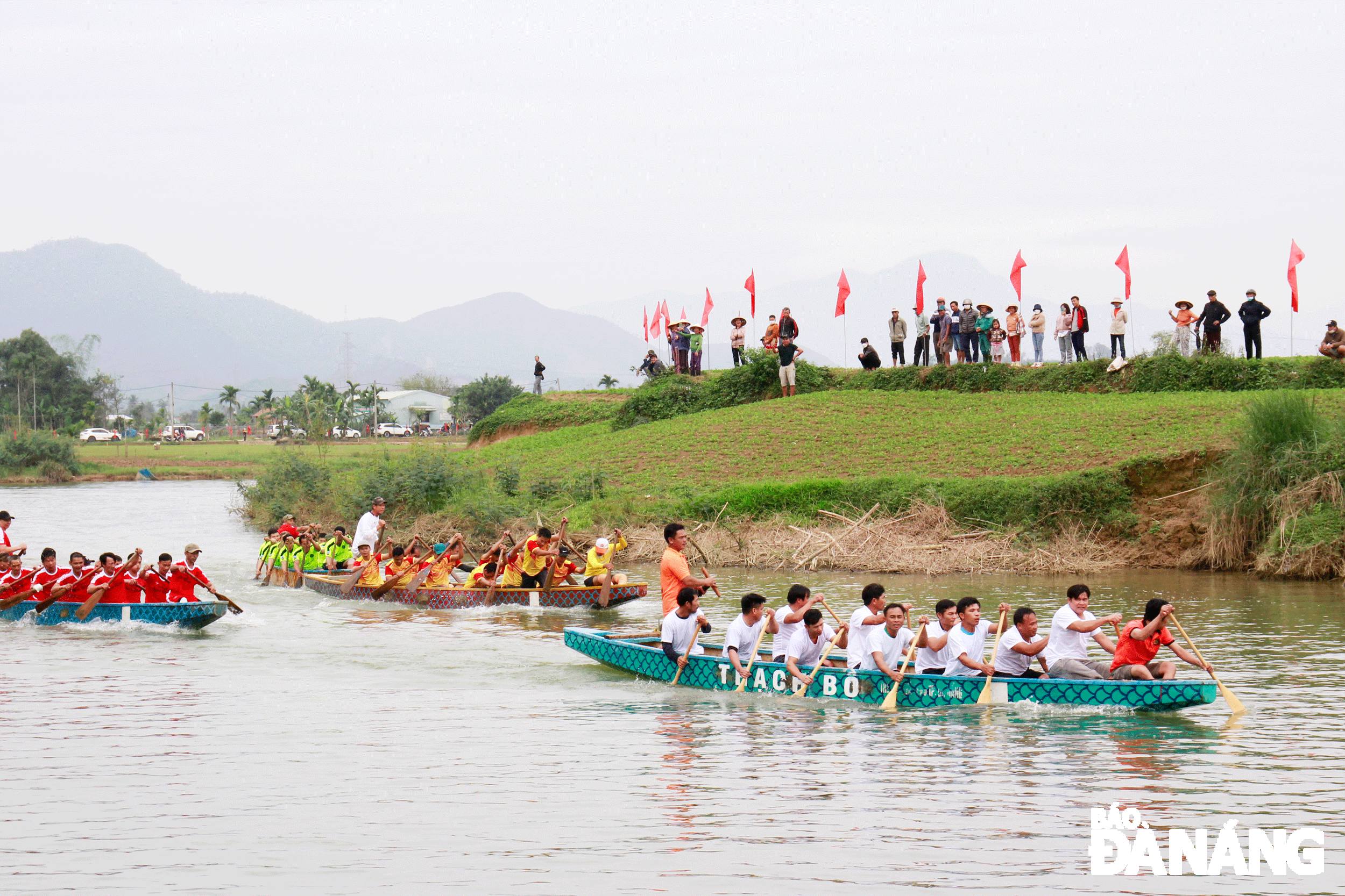 Giải đua thuyền trên sông Túy Loan là hoạt động được đón chờ nhất trong khuôn khổ lễ hội đình làng Túy Loan hằng năm. Ảnh: KHÔI NGUYÊN