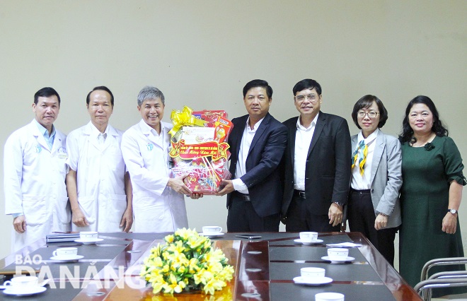 Deputy Secretary of the Da Nang Party Committee Luong Nguyen Minh Triet (4th, left) and representatives of the Orthopedics and Rehabilitation Hospital. Photo: L.P