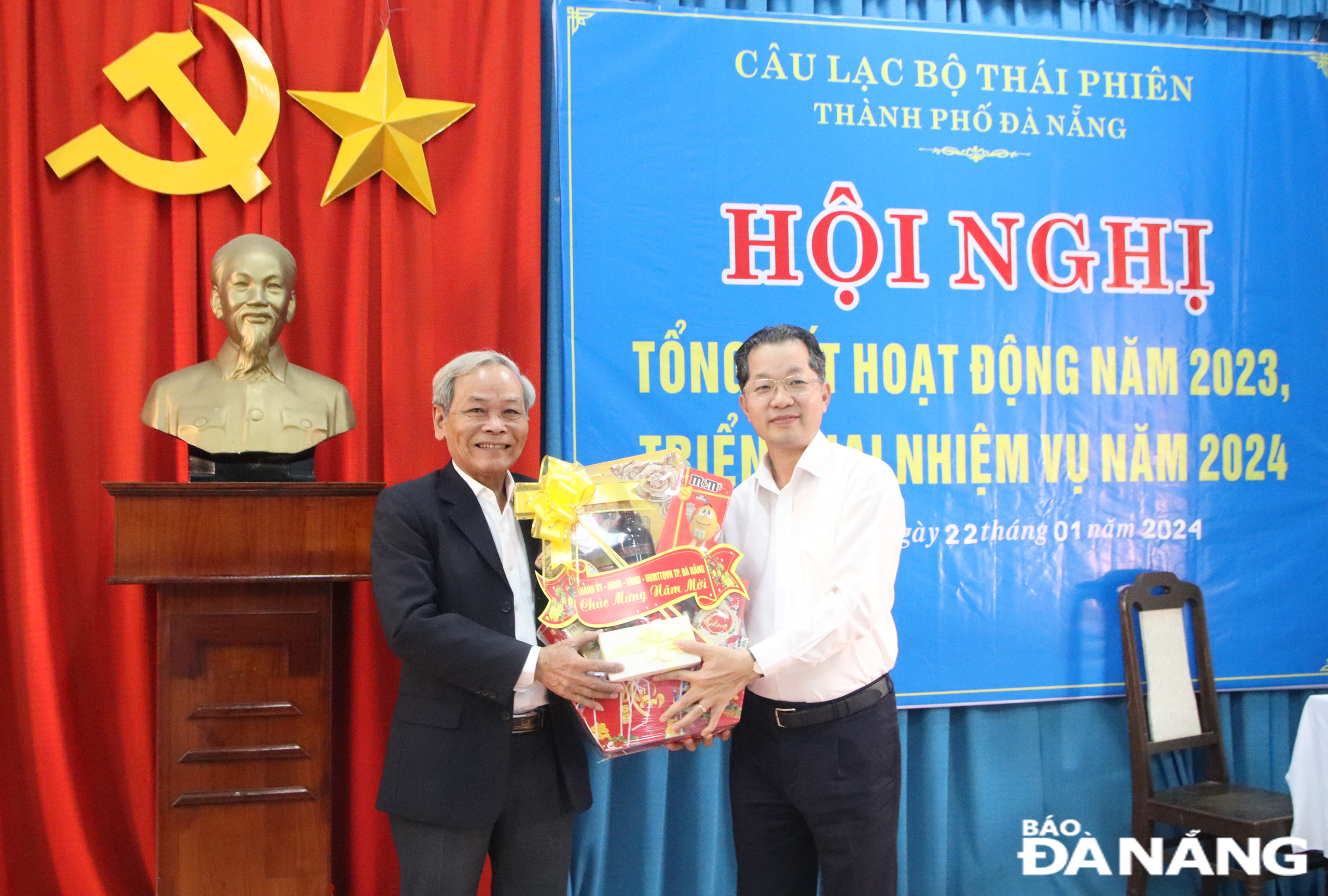 Da Nang Party Committee Secretary Nguyen Van Quang (right) giving a gift to a representative of the Thai Phien Club. Photo: TRONG HUY