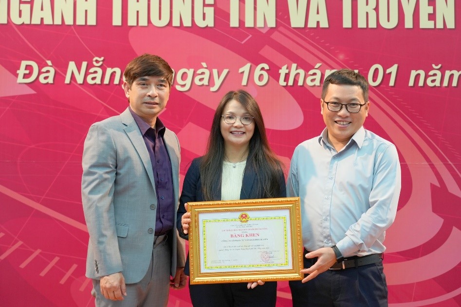 DataHouse Vietnams CEO, Hong Phan, CTO David Luu, and CDO Khoa Nguyen proudly hold the Certificate of Merit from the Chairman of the Danang Peoples Committee.