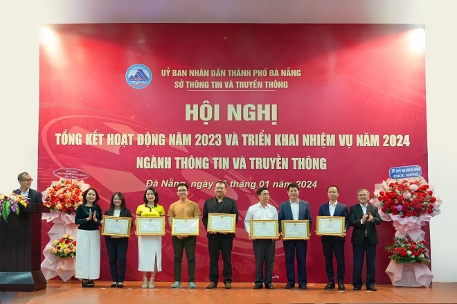 DataHouse Vietnams CEO, Hong Phan (second from the left), proudly receives certificates from DDIC leaders.