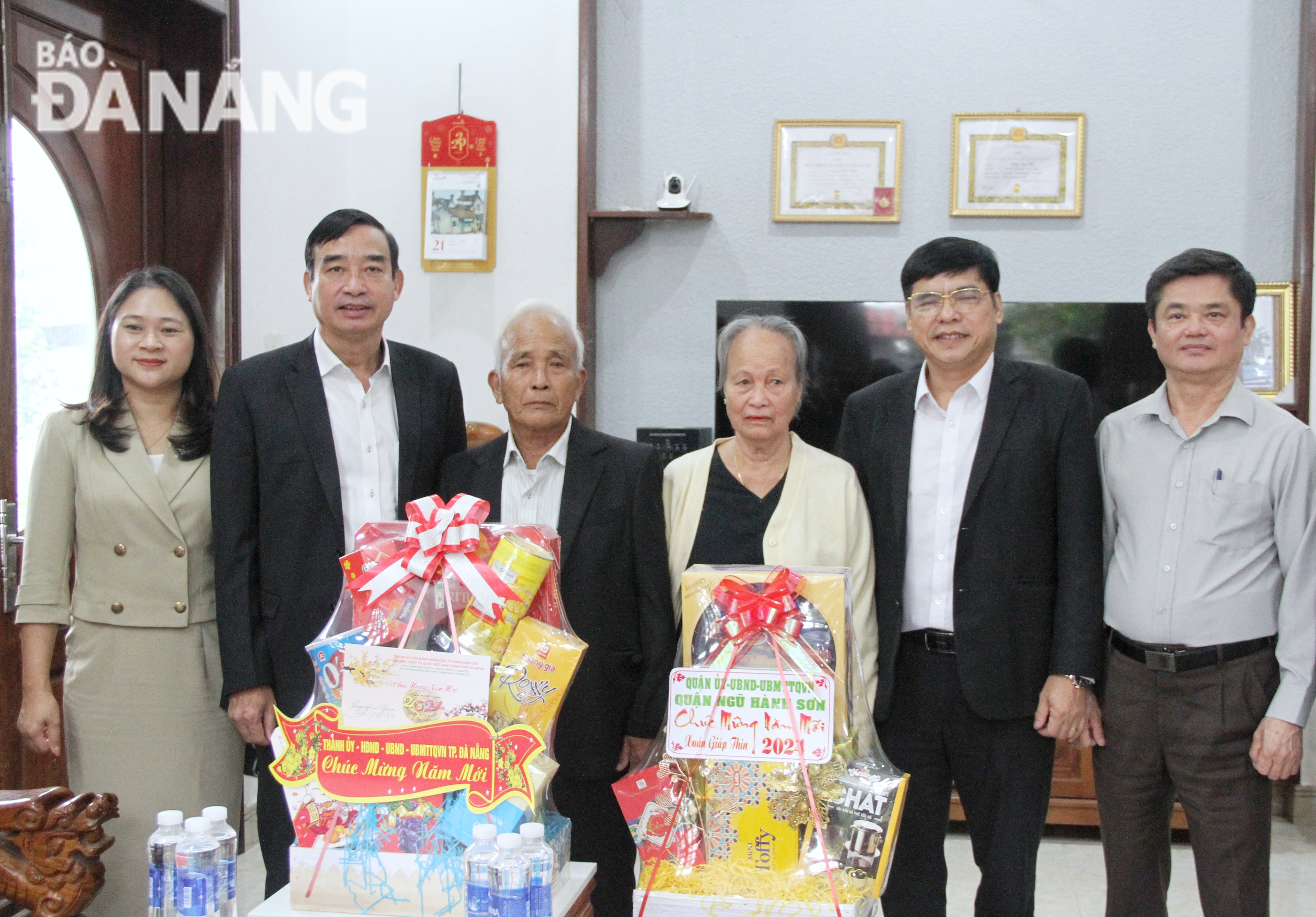 Chairman of the Da Nang People's Committee Le Trung Chinh (2nd, left) giving Tet gifts to the family of Mr. Tran Van Ba. Photo: L.P