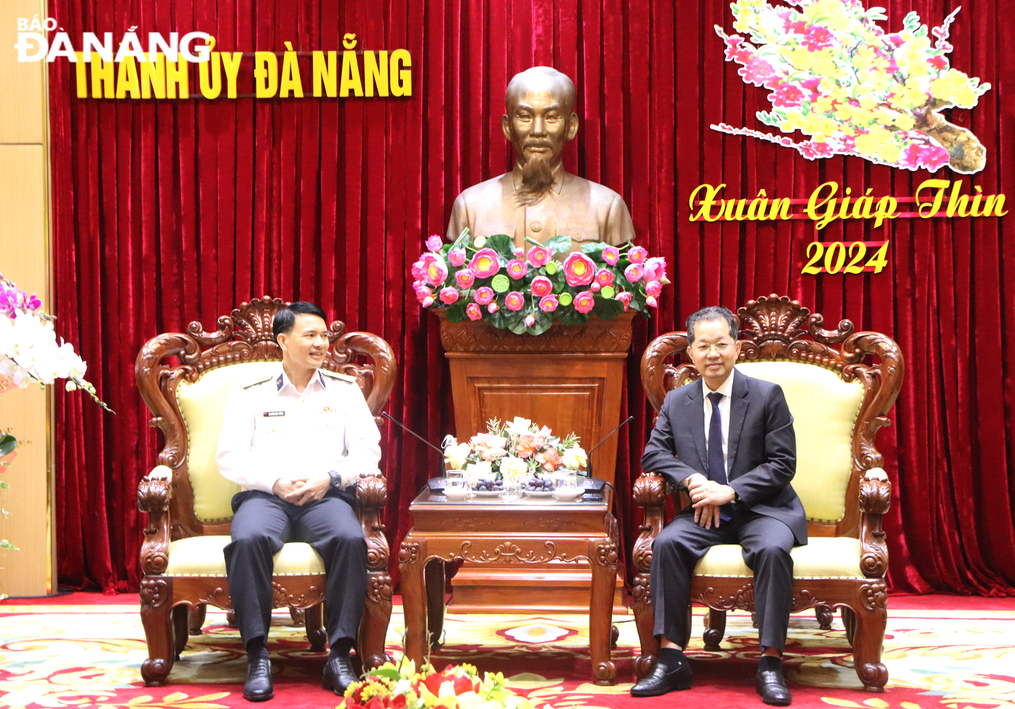 Da Nang Party Committee Secretary Nguyen Van Quang (right) chairing a reception for the Political Commissar of Submarine Brigade 189 (left). Photo: TRONG HUY