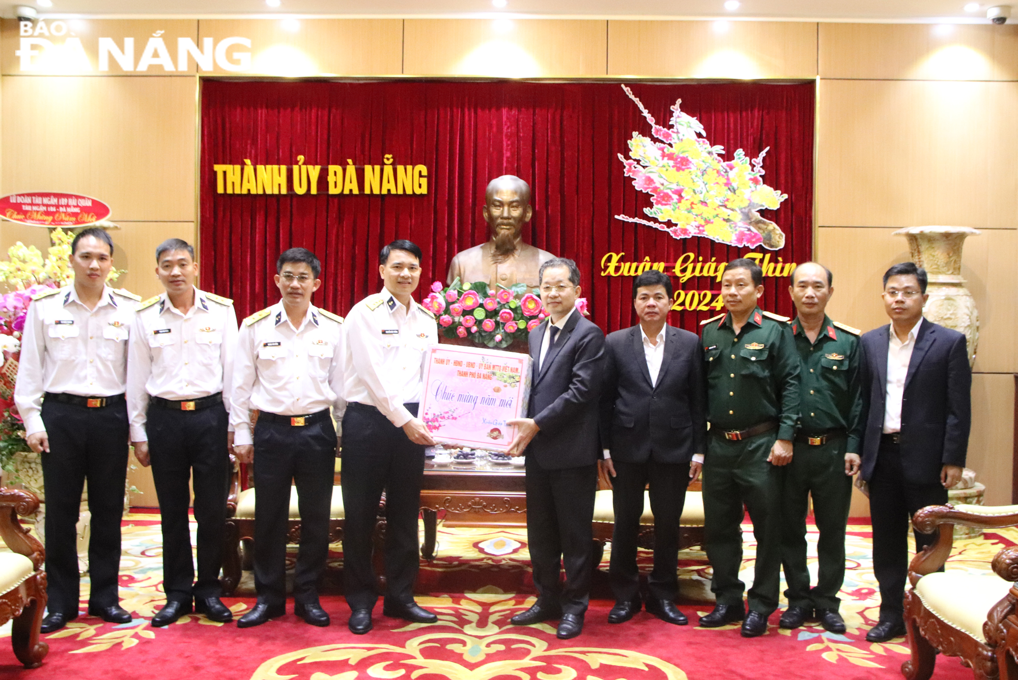 Municipal Party Committee Secretary Nguyen Van Quang (5th, right) presenting a gift box to Submarine Brigade 189 and submarine 186-Da Nang. Photo: TRONG HUY