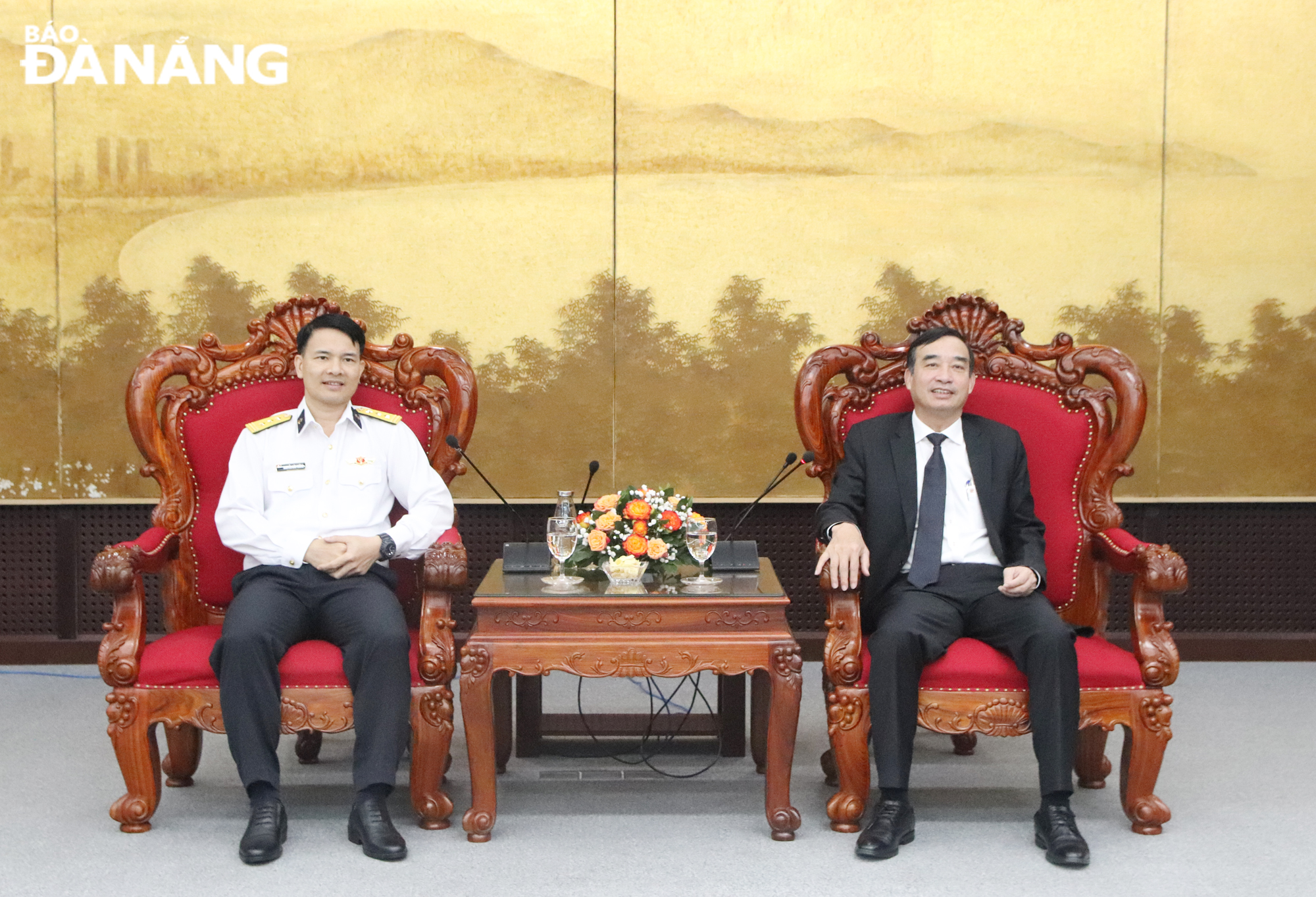 Chairman of the Da Nang People's Committee Le Trung Chinh (right) and the Political Commissar of Submarine Brigade 189. Photo: TRONG HUY