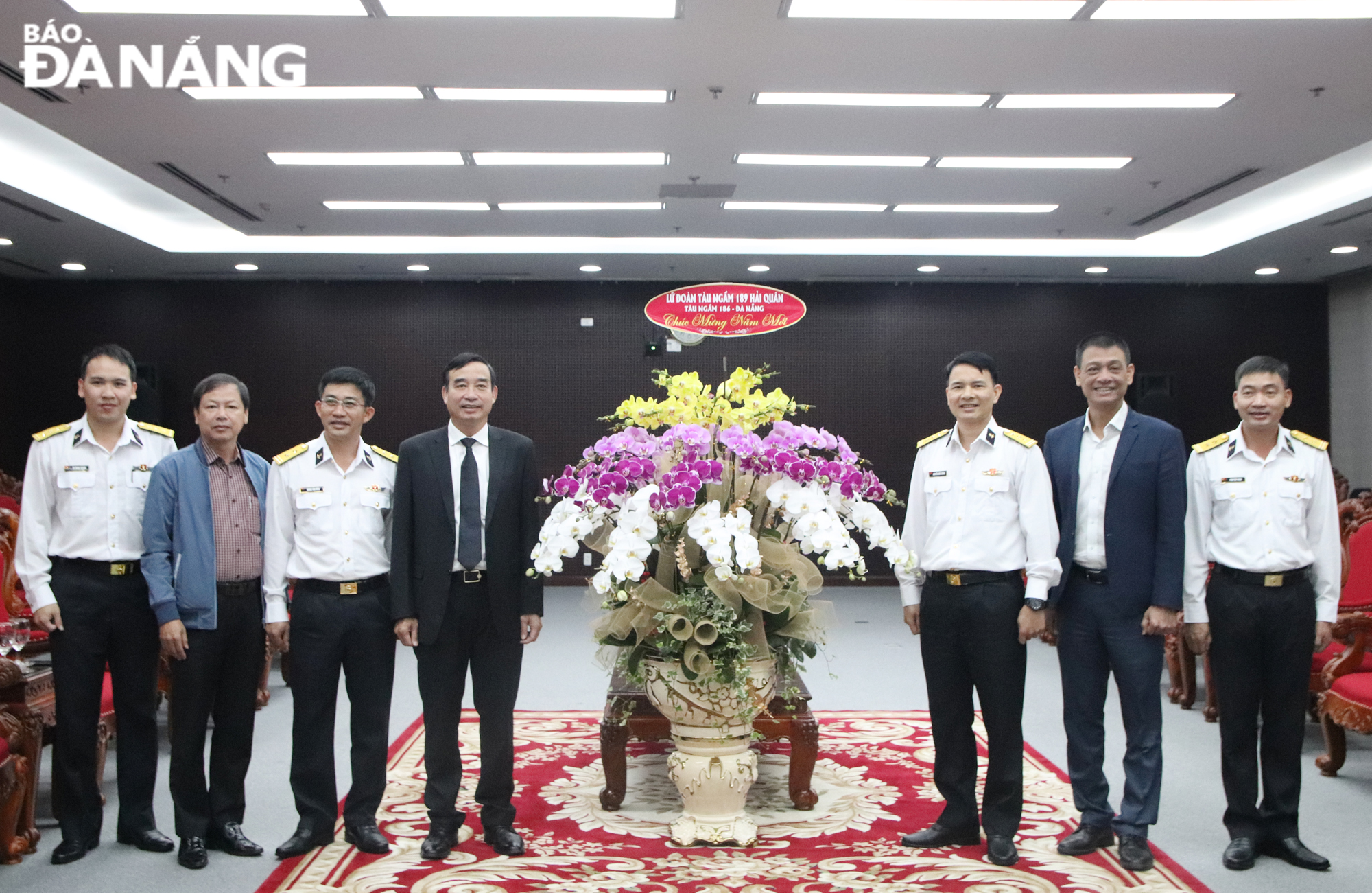 Chairman of the municipal People's Committee Le Trung Chinh (4th, left) posing for a group photo with the delegation. Photo: TRONG HUY