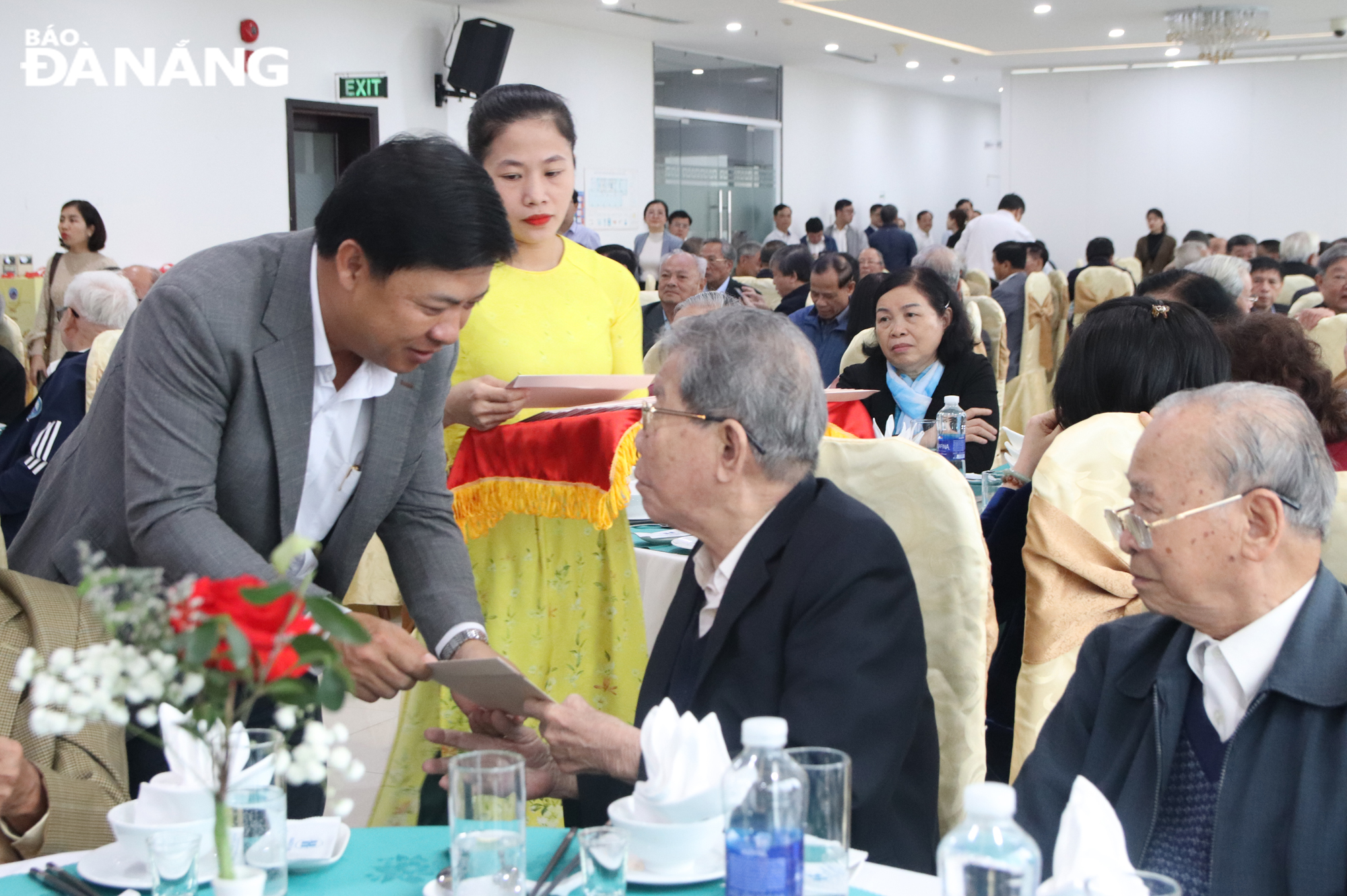 Phó Bí thư Thường trực Thành ủy Lương Nguyễn Minh Triết  thăm hỏi, tặng quà nguyên cán bộ lãnh đạo thành phố qua các thời kỳ. Ảnh: TRỌNG HUY