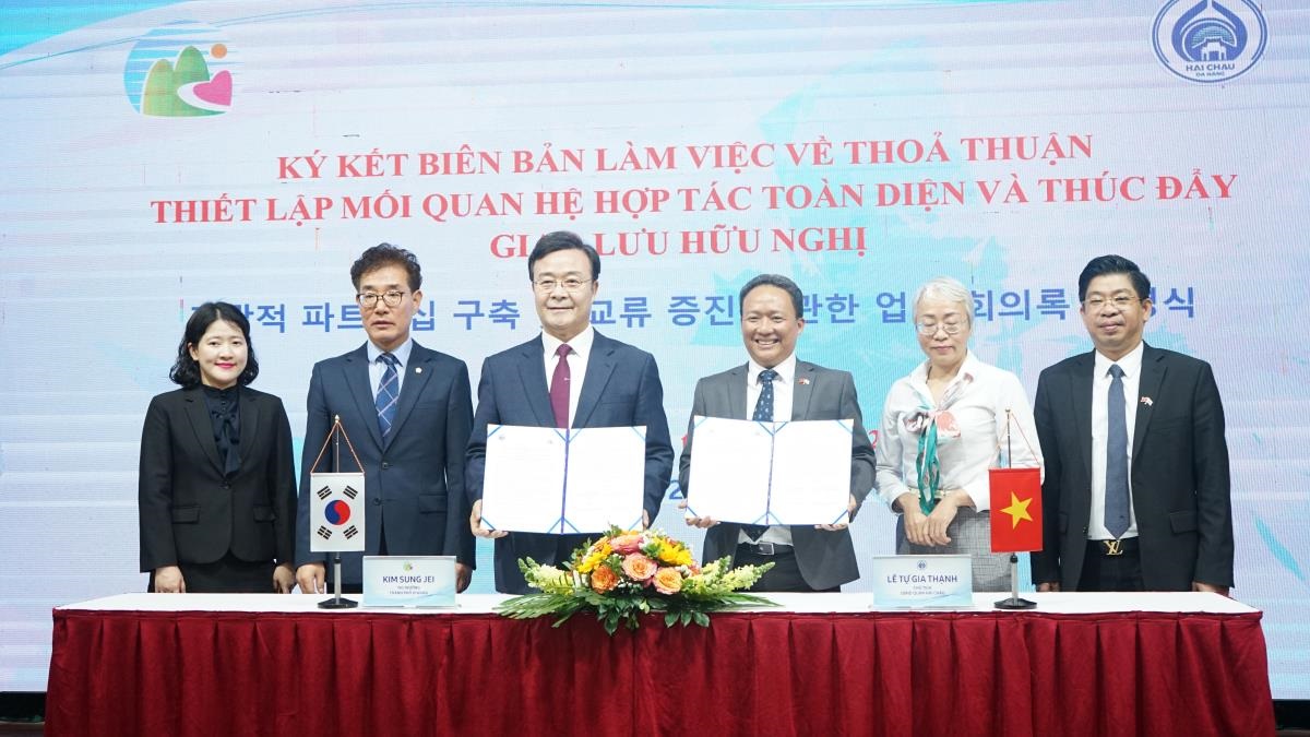 The signing ceremony between Hai Chau District and Uiwang City. Photo: Internet