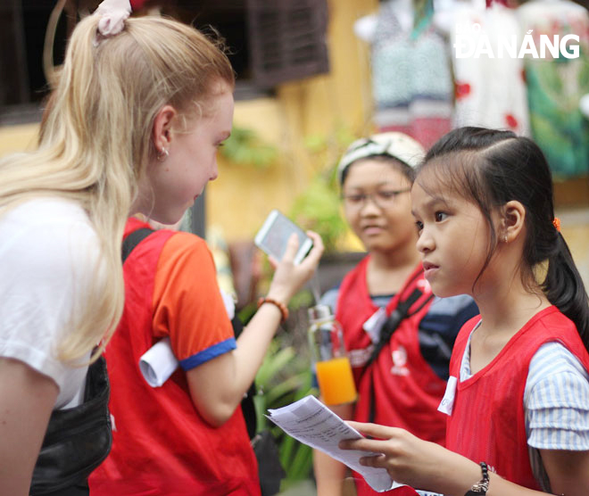 Learning English phonetics helps children improve their listening skills, understand English sentence structure, and show confident when communicating with foreigners. Photo: H.L