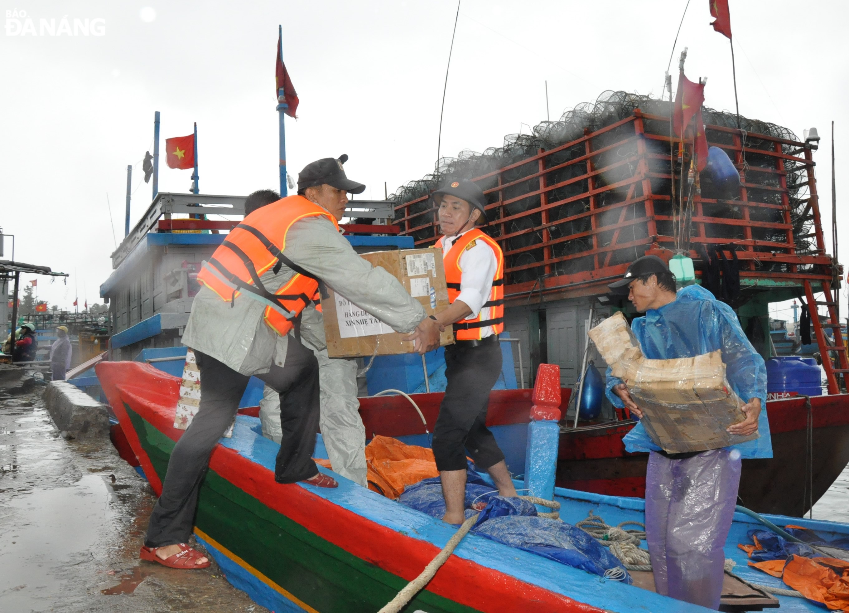 Những phần quà nghĩa tình của đất liền chuyển đến cán bộ, chiến sĩ, quân và dân huyện đảo Lý Sơn dịp Tết Nguyên đán Giáp Thìn 2024. Ảnh: LÊ HÙNG