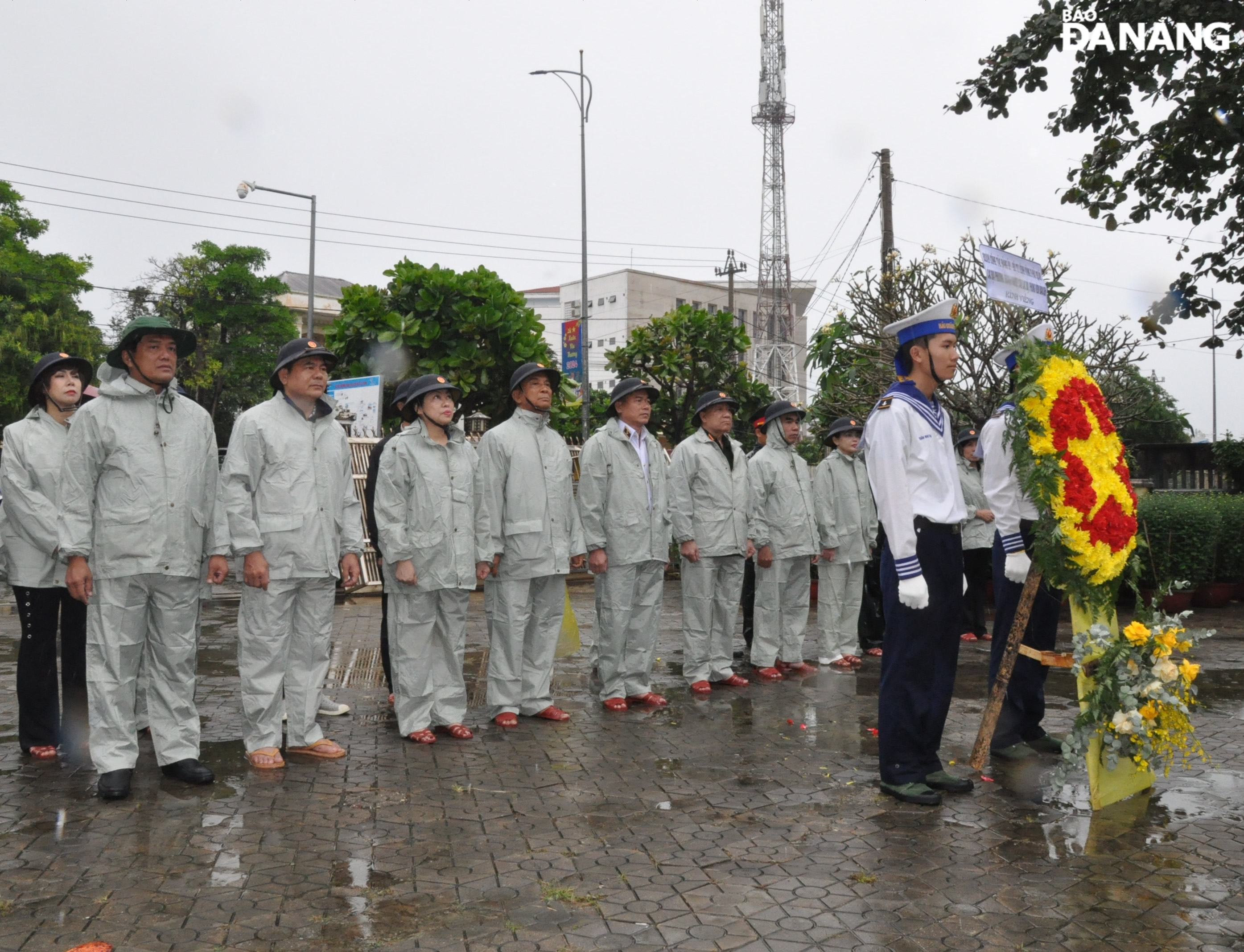 Đoàn công tác dâng hương tại Đài tưởng niệm Đội Hoàng Sa kiêm quản Bắc Hải. Ảnh: LÊ HÙNG