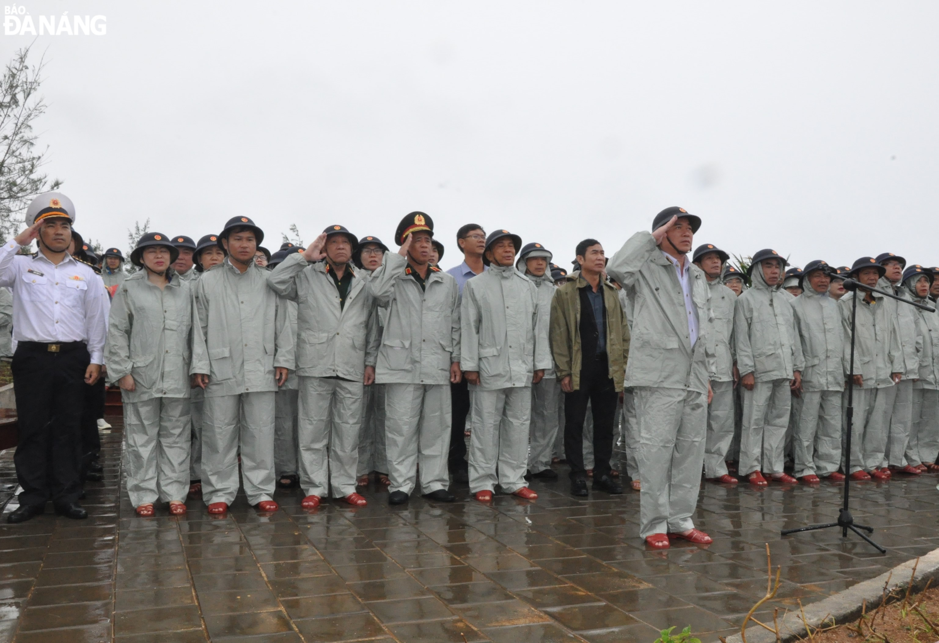 Đoàn công tác thực hiện nghi lễ chào cờ tại trụ cờ huyện đảo Lý Sơn. Ảnh: LÊ HÙNG