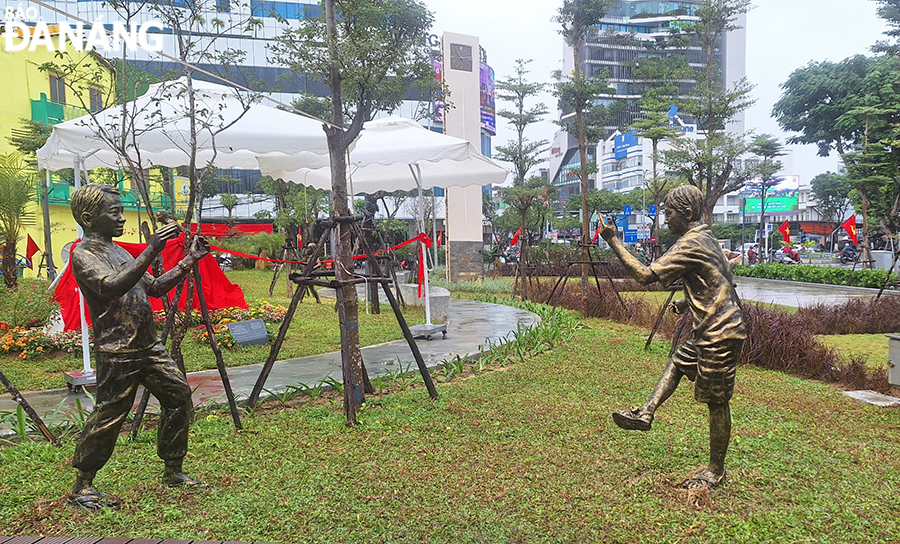 The statue of logos of the two localities are located at the Nam Duong Park on Nguyen Van Linh Street with spacious and convenient landscape. Photo: THU HA