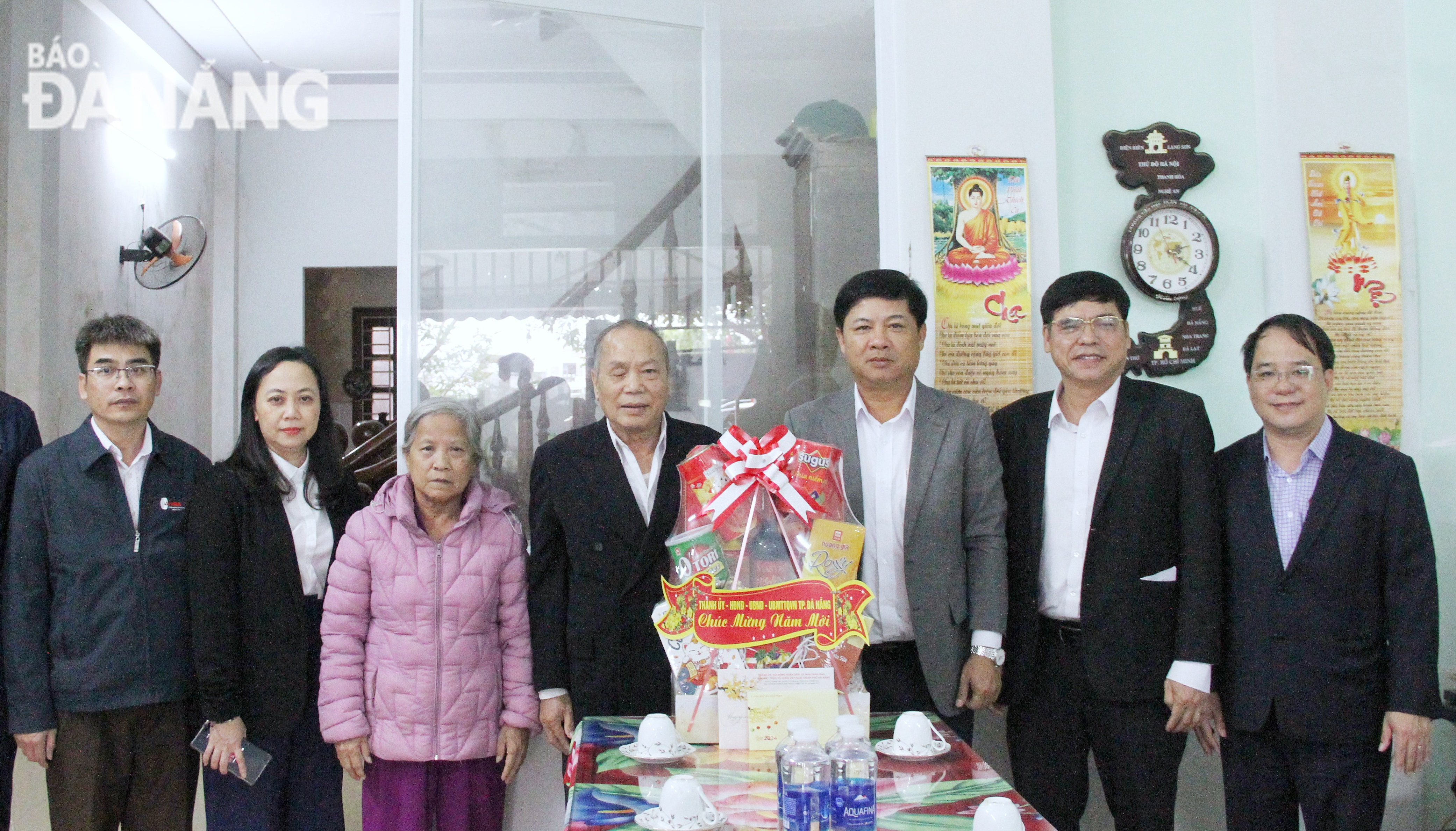 Deputy Secretary of the Da Nang Party Committee Luong Nguyen Minh Triet (3rd, right) giving a Tet gift to the family of Mr. Dang Van Rua. Photo: L.P