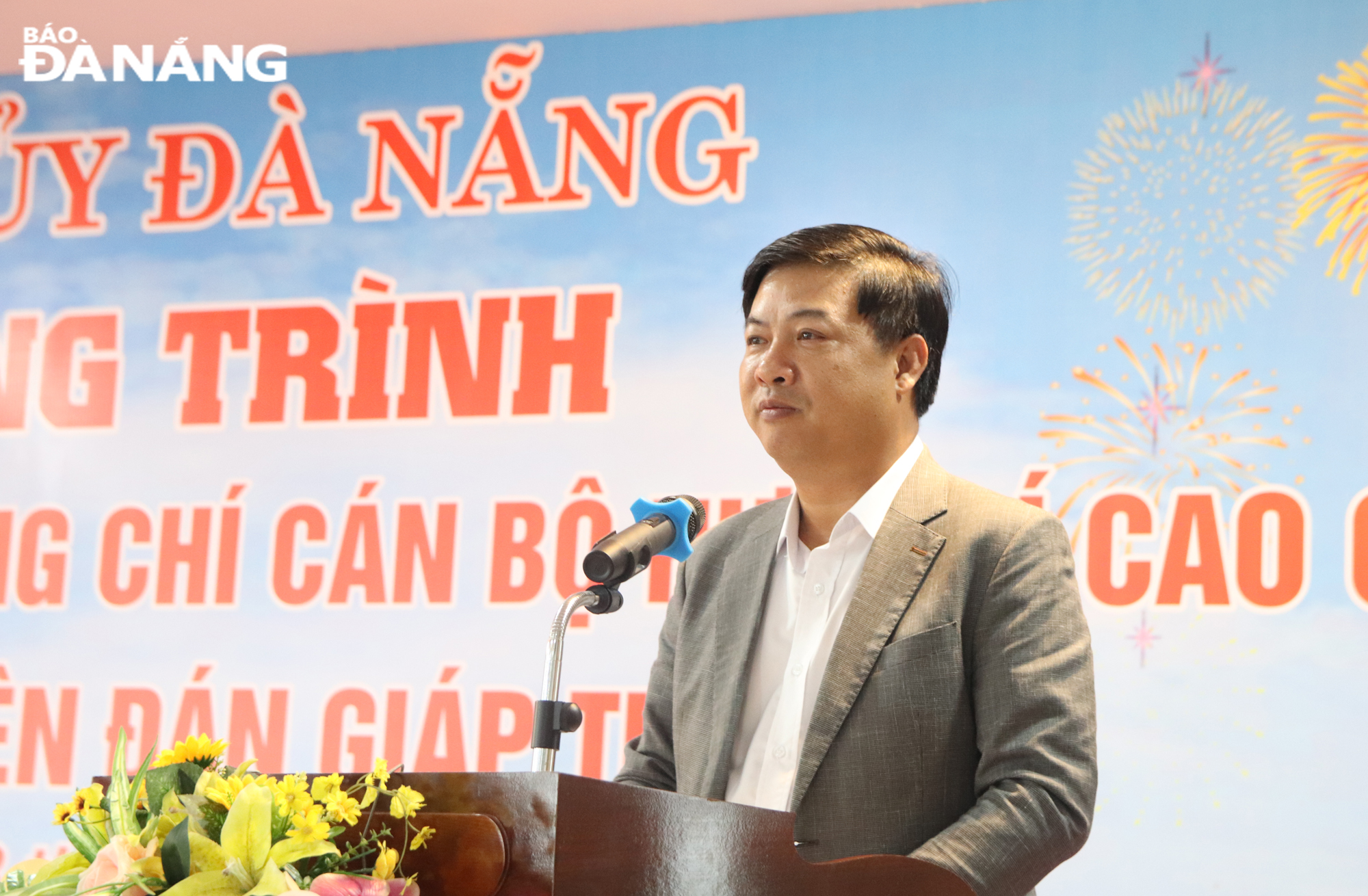 Da Nang Party Committee Deputy Secretary Luong Nguyen Minh Triet delivering his speech at the event