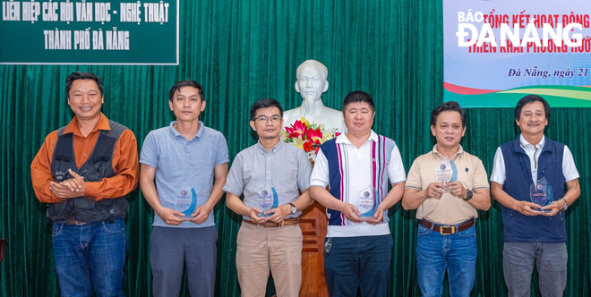 Photographer Huynh Van Truyen, Chairman of the Da Nang Photography Club, awarding medals to members with outstanding achievements in 2023.