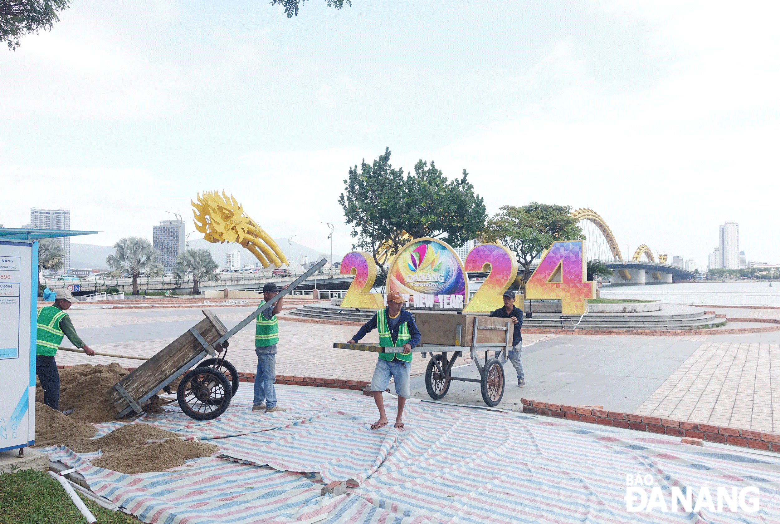 Workers are constructing flower beds and installing flower decoration models at the campus south of the Dragon Bridge. Photo: HOANG HIEP