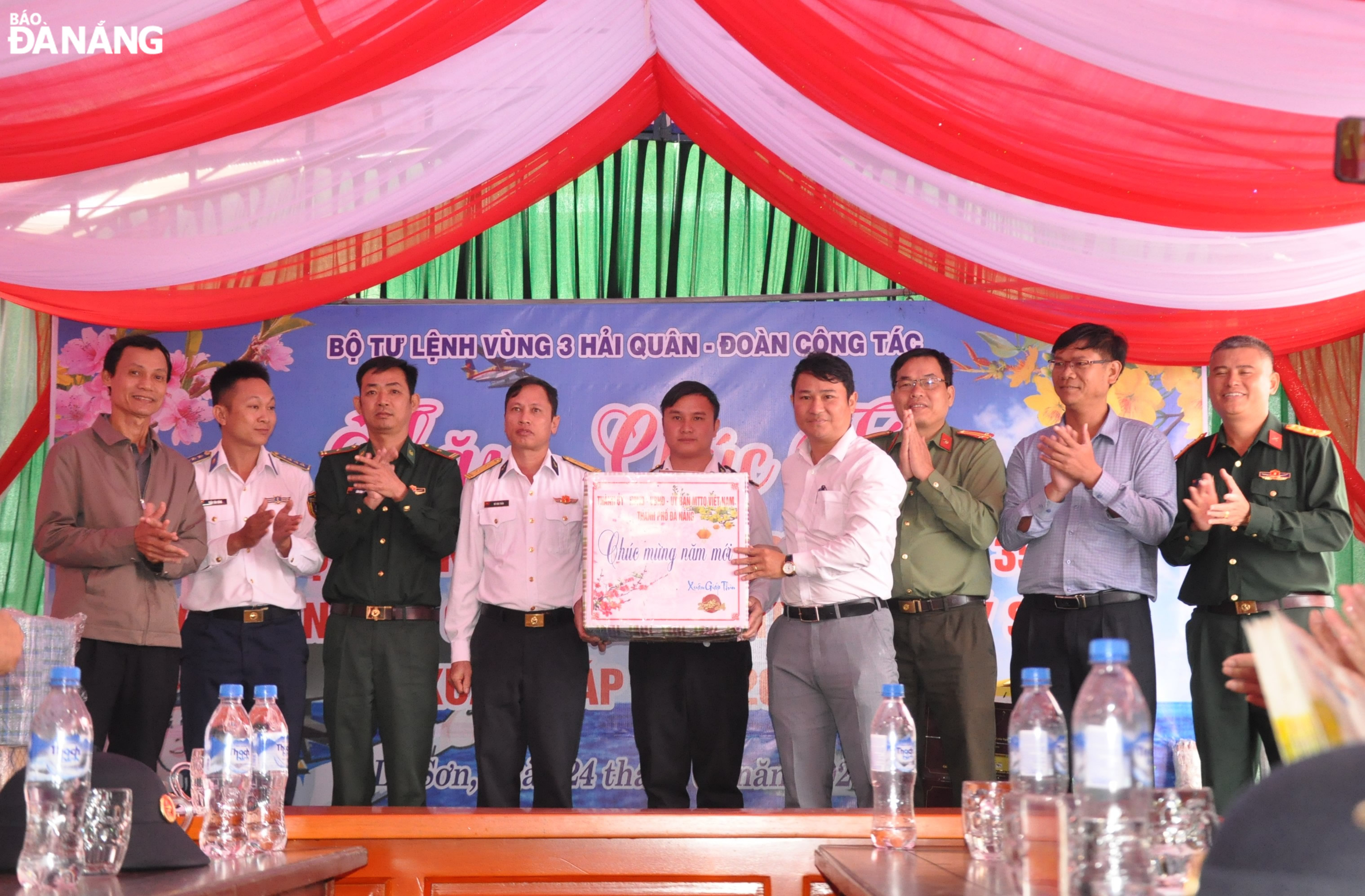 Head of the Culture and Social Affairs Committee of the municipal People's Council Nguyen Dinh Khanh Van (4th, right) and Deputy Head of the Party Committee's Mass Mobilisation Board Le Van Minh (left) presenting gifts to agencies, units, armed forces, officers, soldiers, and people of Ly Son Island District. Photo: LE HUNG