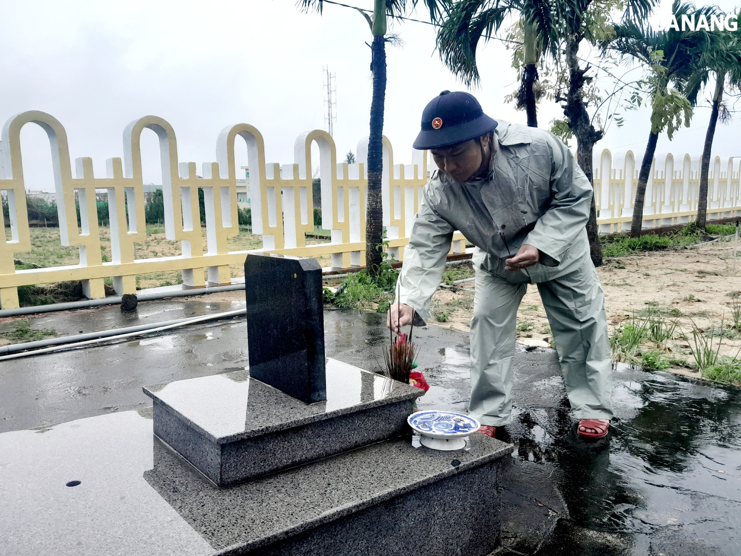 Head of the Culture and Social Affairs Committee of the municipal People's Council Nguyen Dinh Khanh Van offering incense at the martyrs’ cemetery of Ly Son Island District