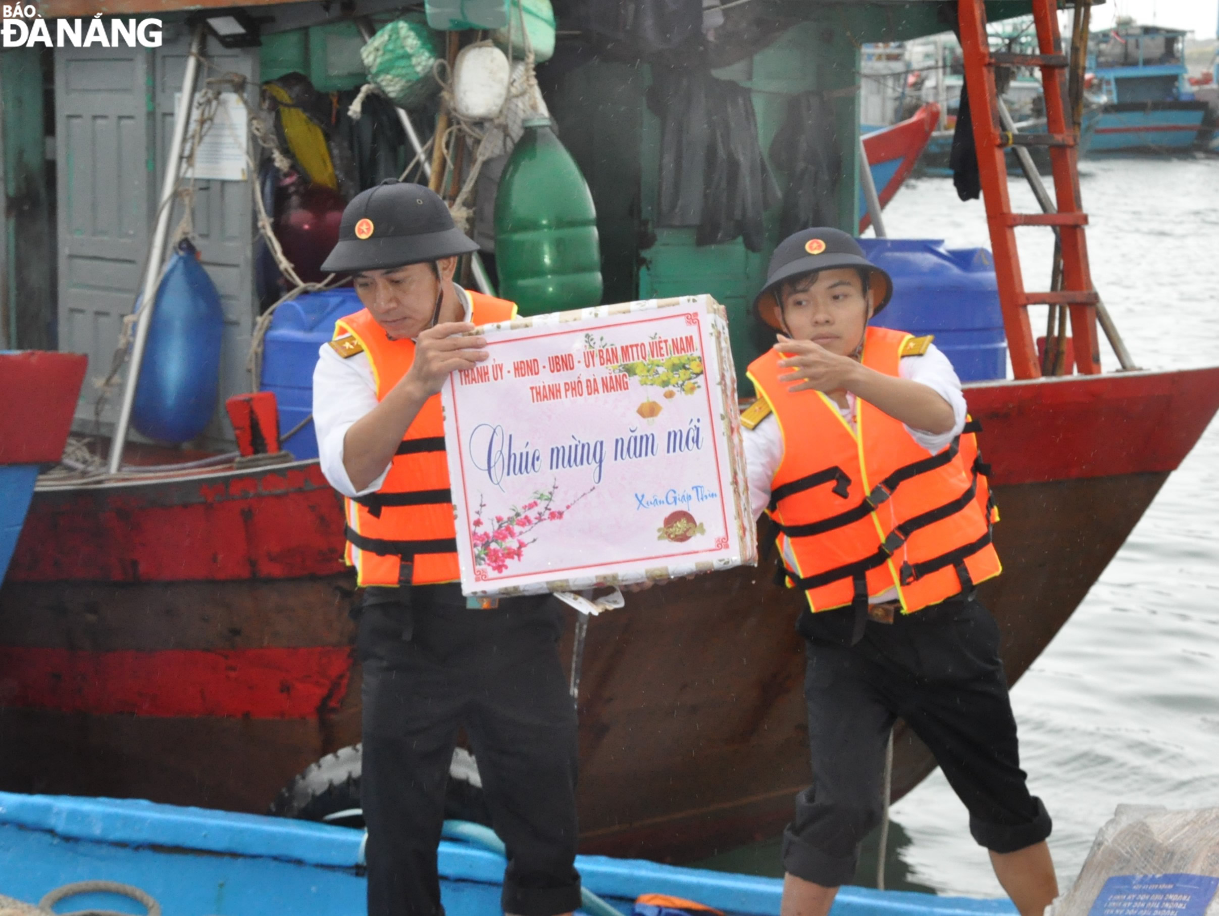 The working group bring gifts from the government and people of Da Nang ashore in order to present them to agencies, units, armed forces, officers, soldiers, and people of the Ly Son Island District. Photo: LE HUNG